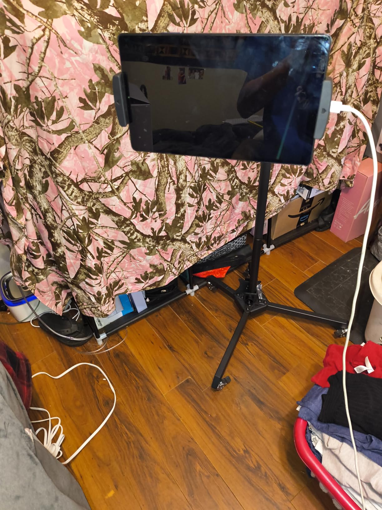 SOLRA Mobile Floor Stand for Red Light Therapy Panels, VESA 75x75mm Rolling Mount with Adjustable Dual-Joint Aluminum Arm, Anti-Tip Base & Lockable Wheels, White customer photo 1