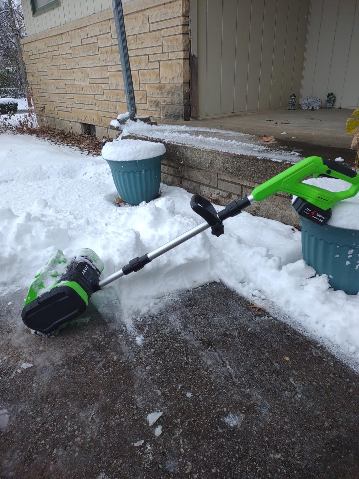 DEGGE Electric Cordless Snow Shovel, 2X 3.0Ah/ 21V/ 12-Inch Battery Snow Blower with Directional Plate & Adjustable Front Handle, Snow Removal for Driveway Sidewalk, Steps, Patio (Charger Included) customer photo 1