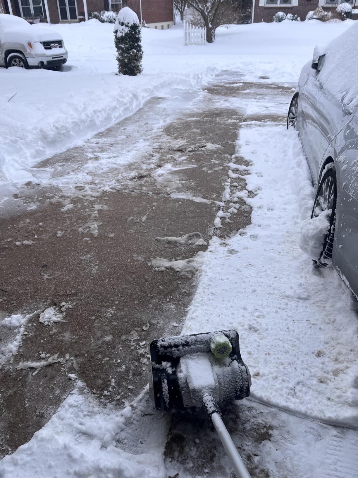 40V Cordless Electric Snow Shovel, 14 Inch Battery Powered Snow Blower with 4.0Ah Battery & 1000W Brushless Motor, 21FT Throw Distance for Driveway, Patio, Sidewalk Snow Removal customer photo 1