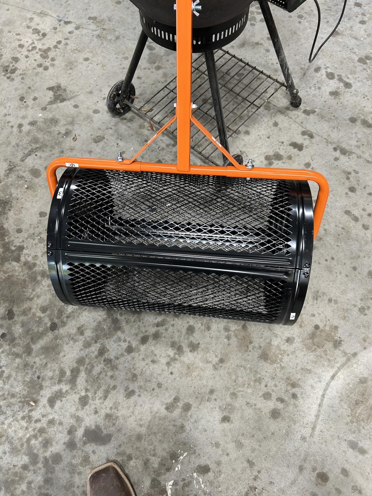 VEVOR Broadcast Spreader, 100LBS Capacity, Walk-Behind Push Spreader, 0-9.8ft Spreading Width, 13 in All Terrain Pneumatic Tires, Fertilizer Spreaders with Hopper Grate, for Seed Salt Ice Melt customer photo 2