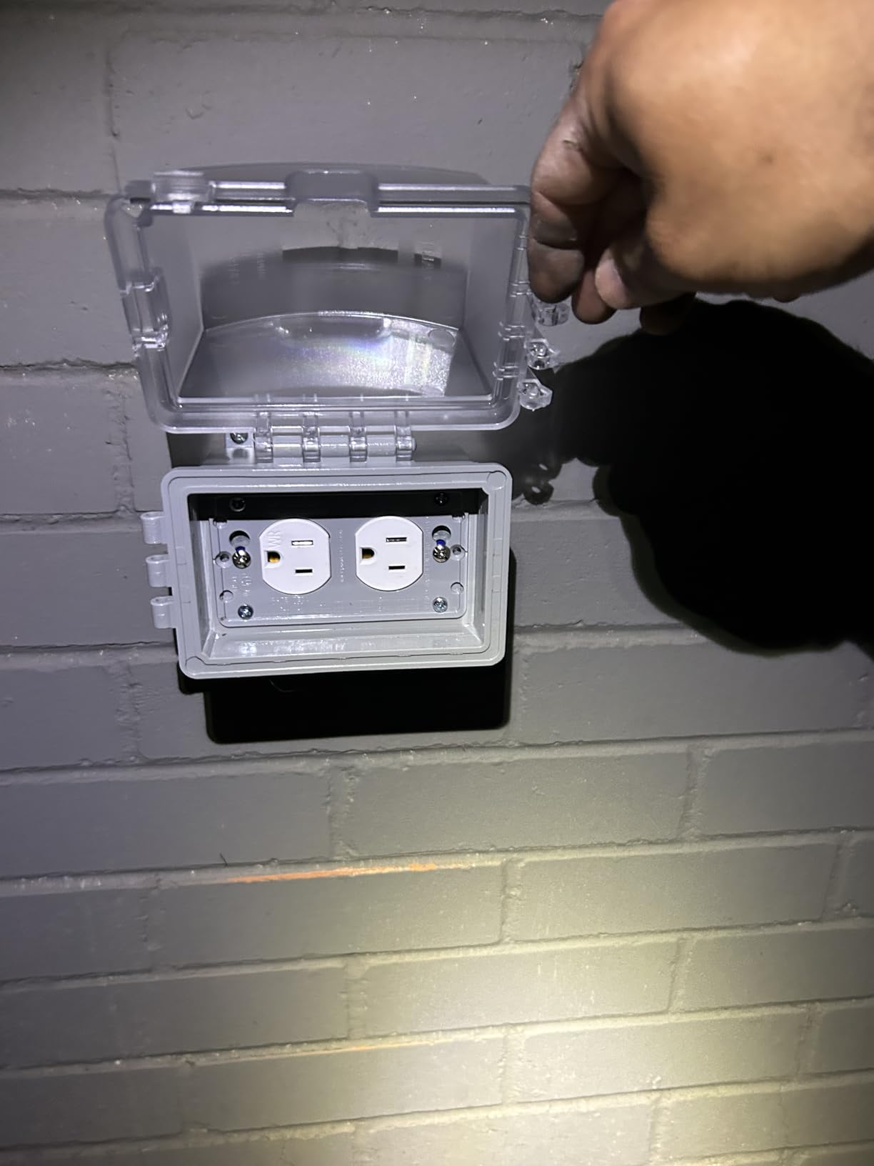 Sealproof 1-Gang Weatherproof Exterior in Use Outlet Cover and Box Kit - Metallic Electrical Outlet Box and UL Extra Duty, Lockable, in Use Outdoor Outlet Cover - Horizontal/Vertical Use customer photo 2