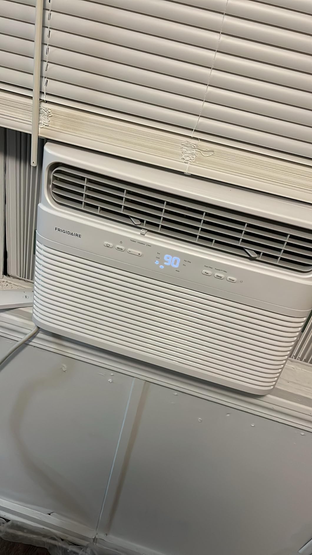 Frigidaire 8,000 BTU Window Air Conditioner with Supplemental Heat, Cools & Heats Up to 350 Sq. Ft., Remote Control, Quiet Operation, Eco Mode, 3 Fan Speeds, White customer photo 1