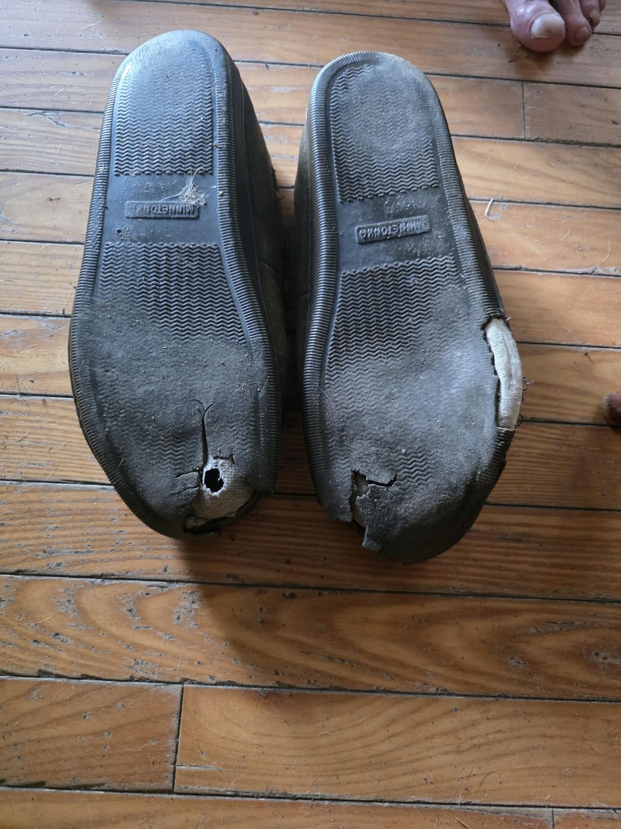 Minnetonka Men's Pile Lined Hardsole Slipper customer photo 2