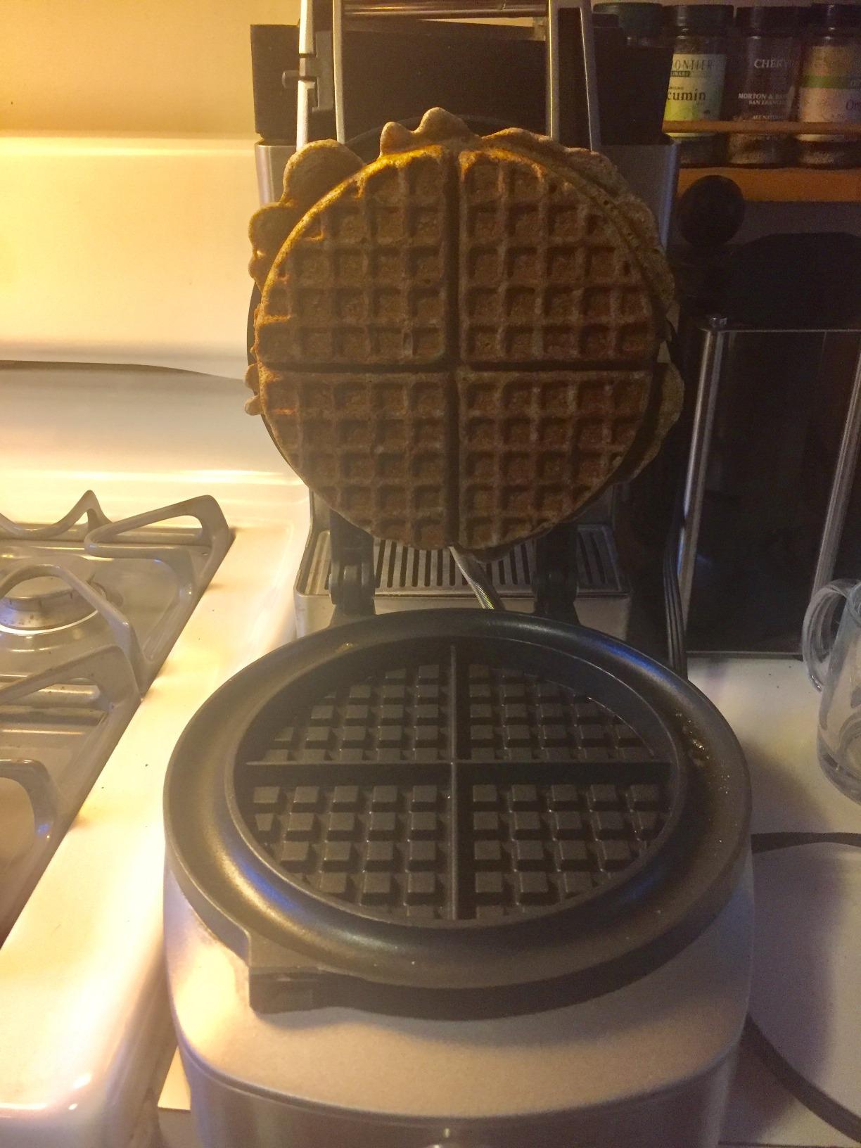 Breville BWM520XL No-Mess Waffle Maker, Brushed Stainless Steel | Cook classic, round waffles for your next family breakfast without the mess | 7 settings for browning control customer photo 1