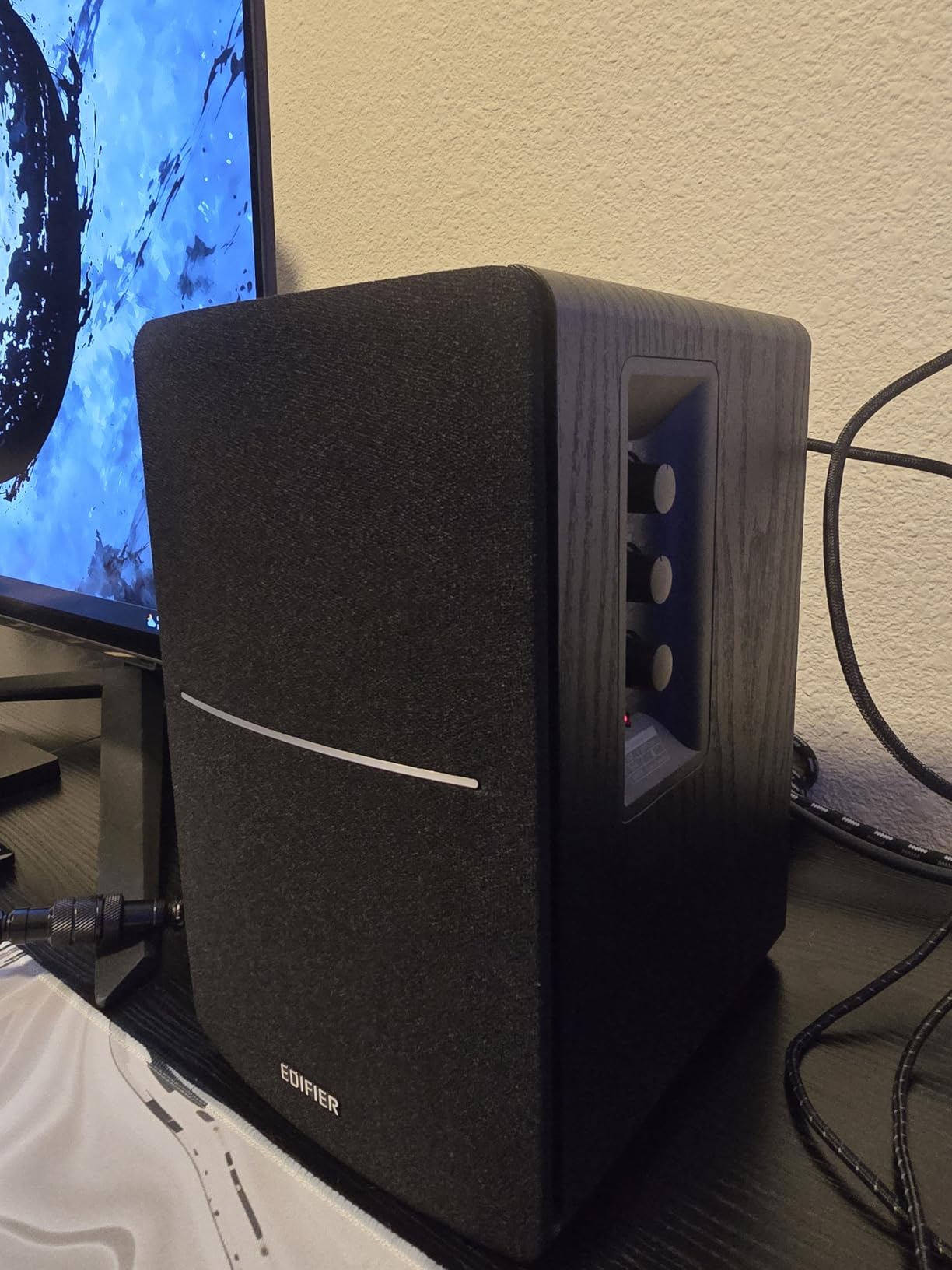 Edifier R1280DB Powered Bluetooth Bookshelf Speakers - Optical Input - Wireless Studio Monitors - 4 Inch Near Field Speaker - 42W RMS - Wood Grain (Black) customer photo 1
