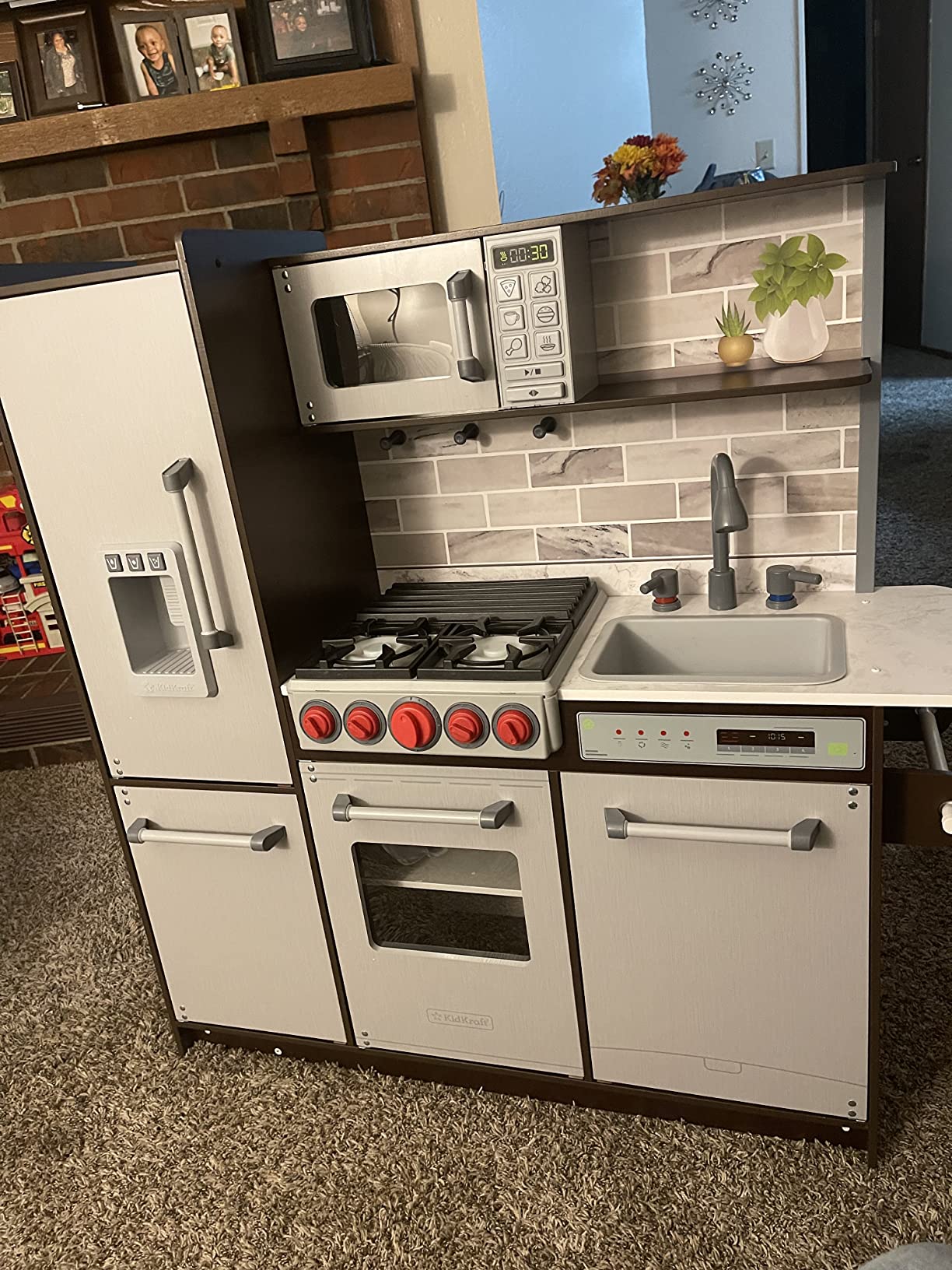 KidKraft Uptown Elite Espresso Play Kitchen with EZ Kraft Assembly, Lights and Sounds, Working Ice Maker and Click and Turn Knobs, Gift for Ages 3+ customer photo 2