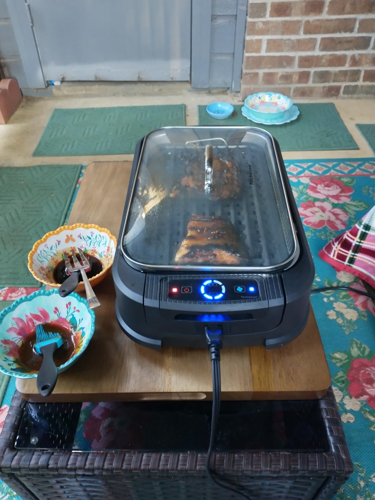 Indoor Smokeless Grill, Techwood 1500W Electric Indoor Grill with Tempered Glass Lid, Portable Non-stick BBQ Korean, Turbo Smoke Extractor Technology, Drip Tray& Double Removable Plate, Black customer photo 1