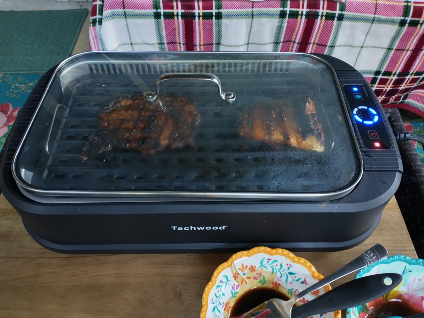 Indoor Smokeless Grill, Techwood 1500W Electric Indoor Grill with Tempered Glass Lid, Portable Non-stick BBQ Korean, Turbo Smoke Extractor Technology, Drip Tray& Double Removable Plate, Black customer photo 2