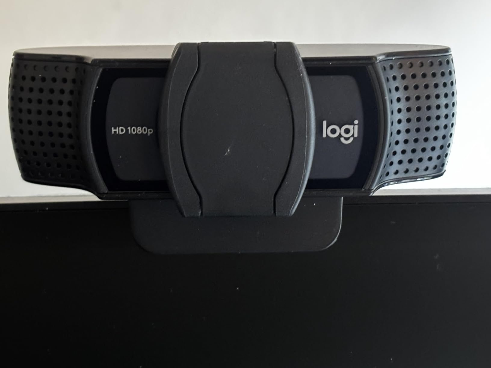 Logitech C920S HD Pro Webcam, Full HD 1080p/30fps Video Calling, Clear Stereo Audio, Light Correction, Privacy Shutter, Works with Skype, Zoom, FaceTime, Hangouts, PC/Mac/Laptop/Tablet/Xbox customer photo 1