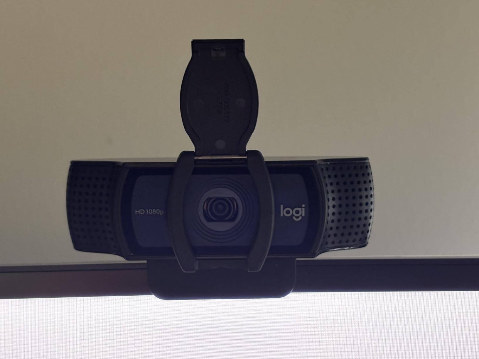Logitech C920S HD Pro Webcam, Full HD 1080p/30fps Video Calling, Clear Stereo Audio, Light Correction, Privacy Shutter, Works with Skype, Zoom, FaceTime, Hangouts, PC/Mac/Laptop/Tablet/Xbox customer photo 2