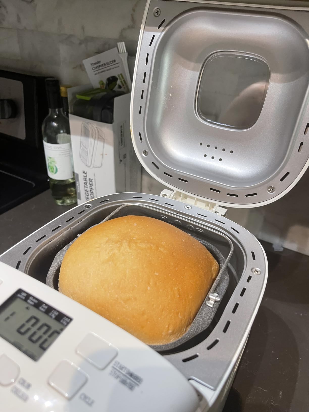 Amazon Basics Programmable Bread Maker, 2 Pound Non-Stick Automatic Bread Making Machine, 14 Settings for Breads, Doughs, Gluten-Free Options, ExpressBake, 3 Crust Colors, LCD Display, White customer photo 1