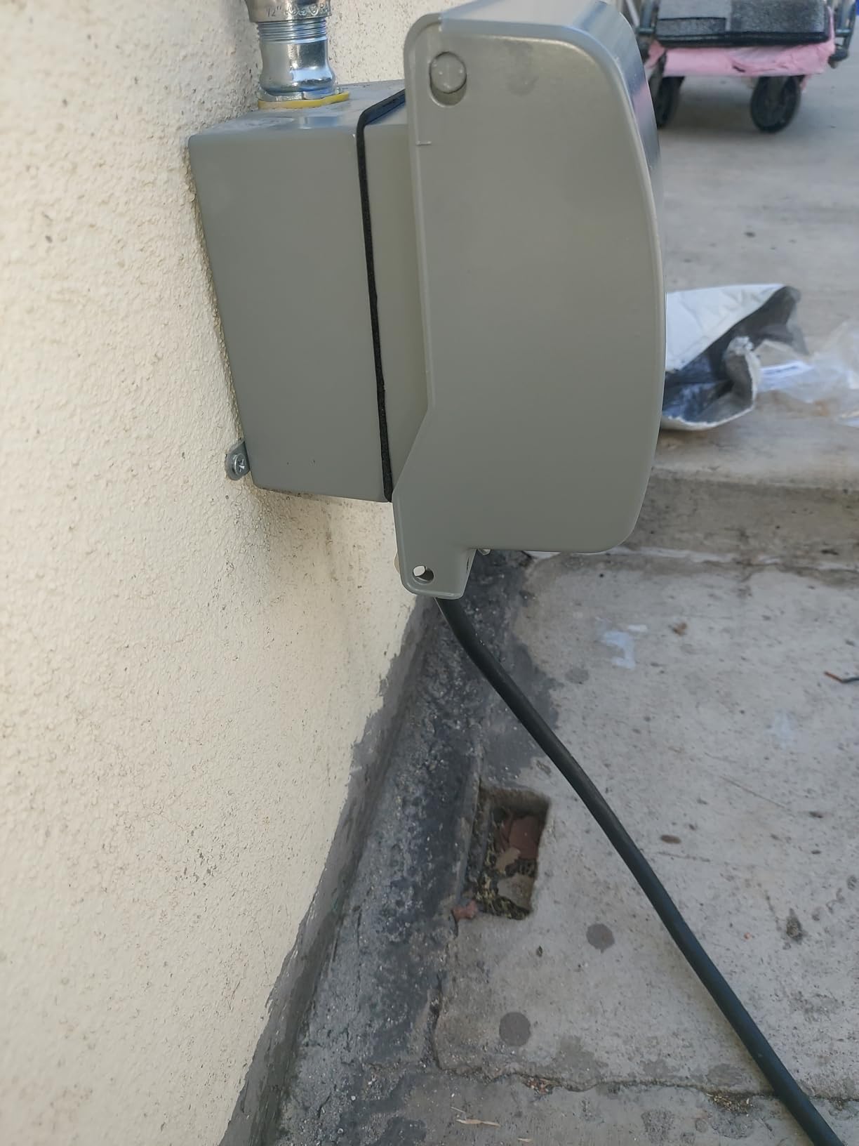 Sealproof 1-Gang Vertical Metal Weatherproof Lockable While In Use Outdoor Outlet Receptacle Cover, 7-in-1 Configurations customer photo 2