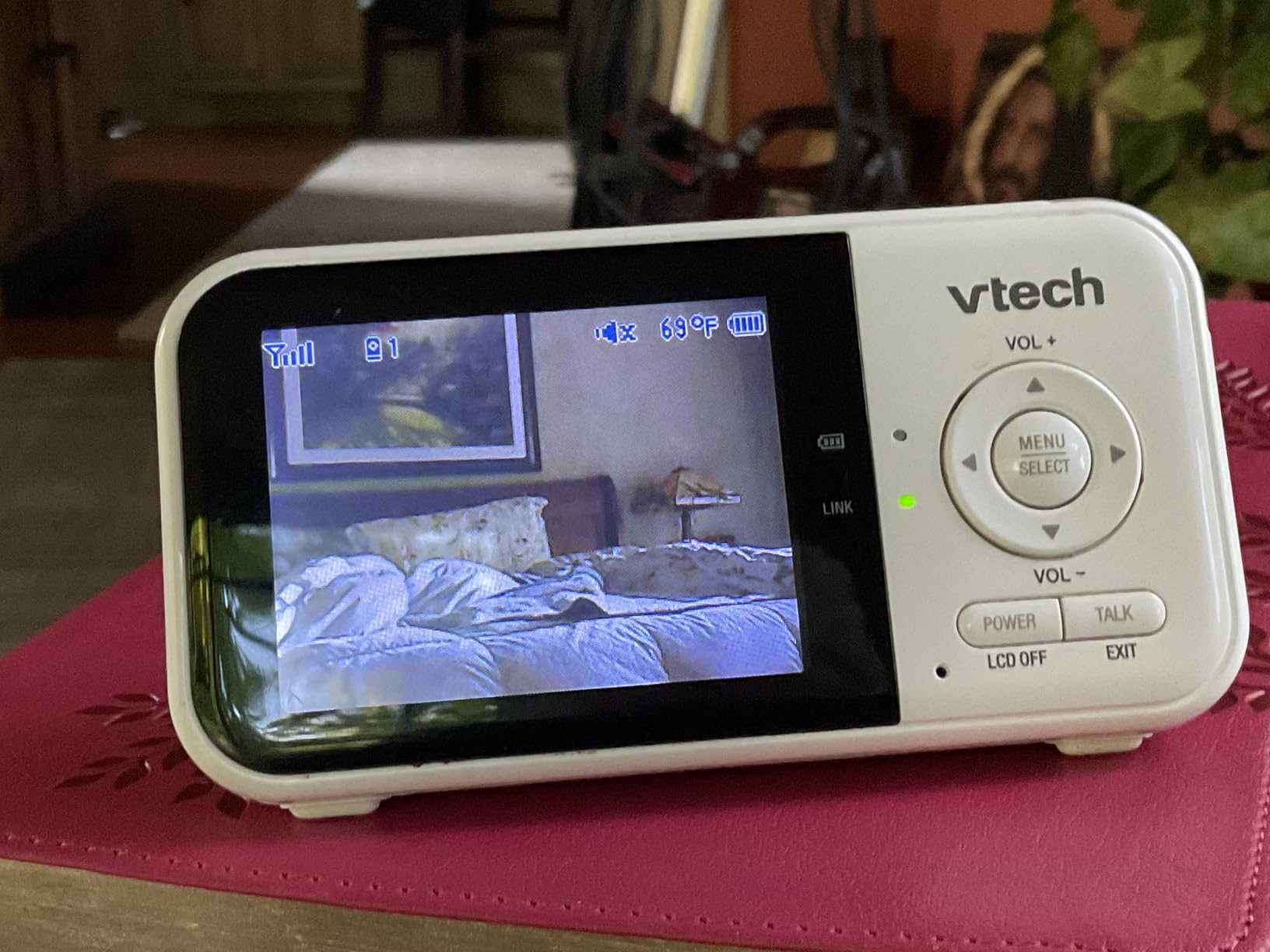 VTech Baby Monitor No WiFi - 19Hr Video Battery, 1000ft Range, Night Vision, Two-Way Talk, Temperature Sensor, Sound-Activated Screen, Lullabies | VM819 customer photo 1