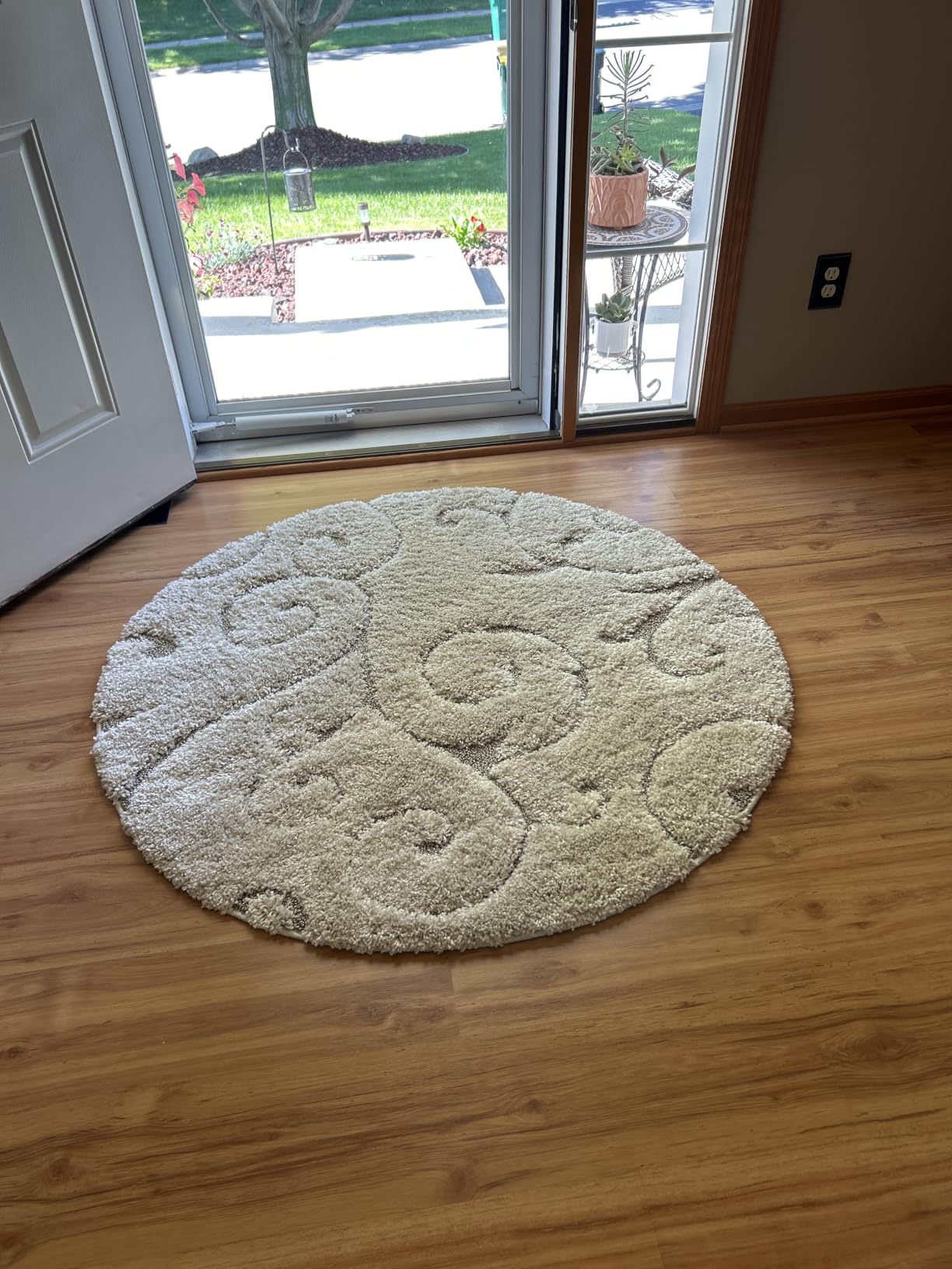 SAFAVIEH Florida Shag Collection Area Rug - 8' x 10', Ivory & Beige, Scroll Design, Non-Shedding & Easy to Clean, High-Low Plush Pile, Ideal for Living Room, Bedroom, Dining Space (SG455-13LT) customer photo 1