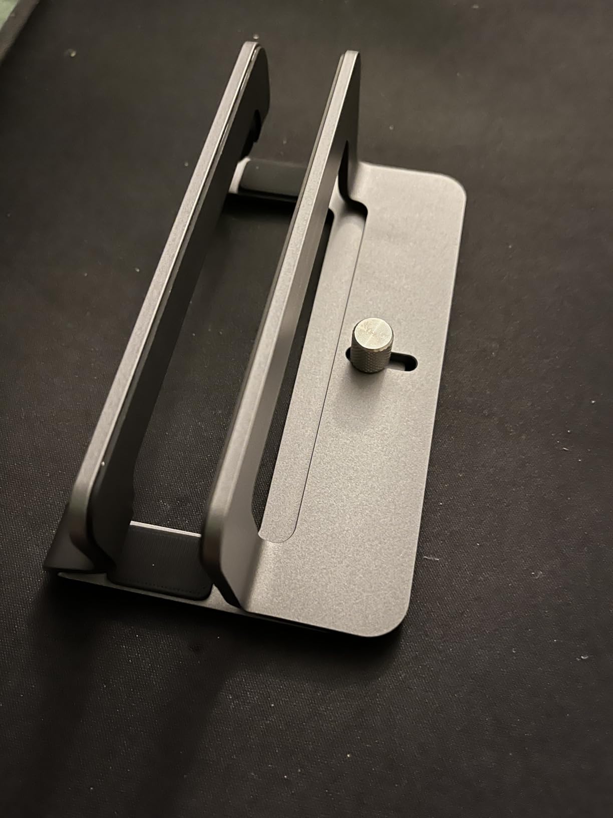 UGREEN Vertical Laptop Stand Holder for Desk Compatible with MacBook Pro, MacBook Air Stand Vertical Aluminum Adjustable for Up to 17.3 Inch Gaming Laptop, Gray customer photo 2