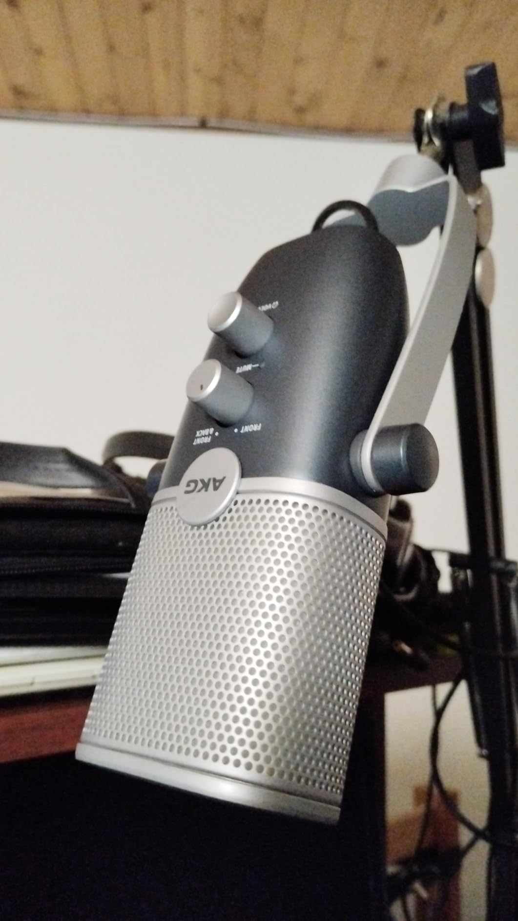 AKG Pro Audio Ara Professional USB-C Condenser Microphone, Dual Pattern Audio Capture Modes for Podcasting, Video Blogging, Gaming and Streaming, Blue & Silver customer photo 1