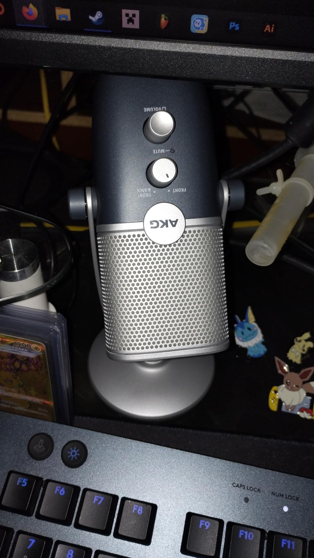 AKG Pro Audio Ara Professional USB-C Condenser Microphone, Dual Pattern Audio Capture Modes for Podcasting, Video Blogging, Gaming and Streaming, Blue & Silver customer photo 2