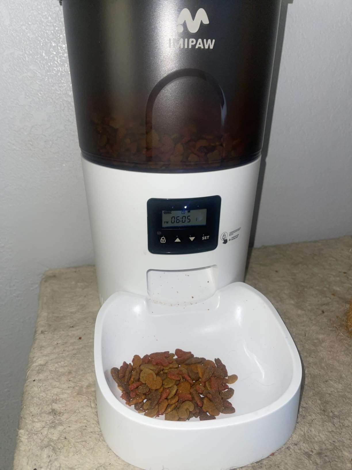 IMIPAW Automatic Cat Feeders, Timed Cat Dry Food Dispenser with Desiccant Bag, Dual Power Supply, Programmable Portion Size, 6 Meals, 20 Portions Per Day, Auto Pet Feeder for Cats and Small Dog, White customer photo 2