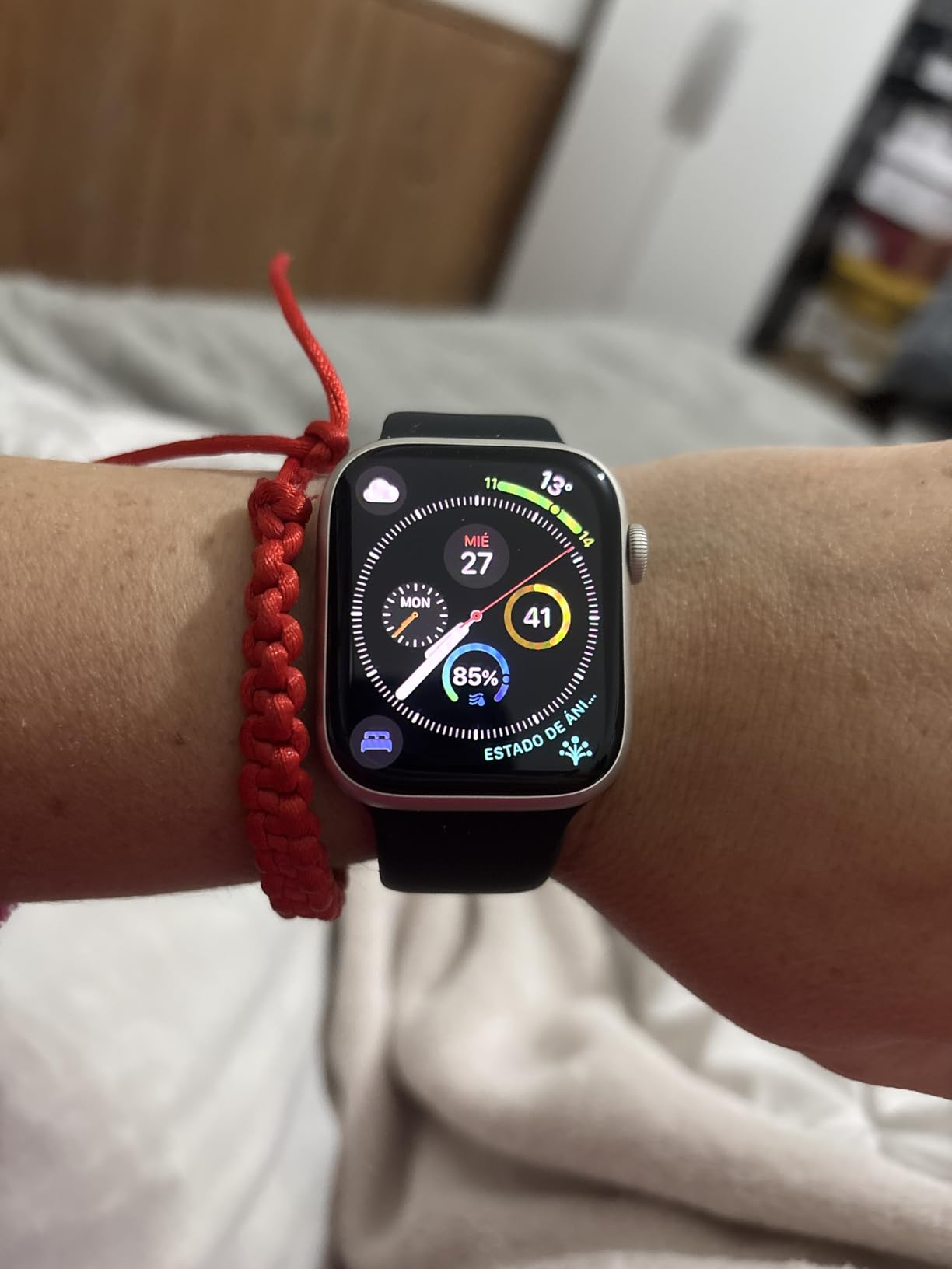 Apple Watch Series 8 [GPS + Cellular, 41mm] Starlight Aluminum Case with Starlight Sport Band, M/L (Renewed) customer photo 2