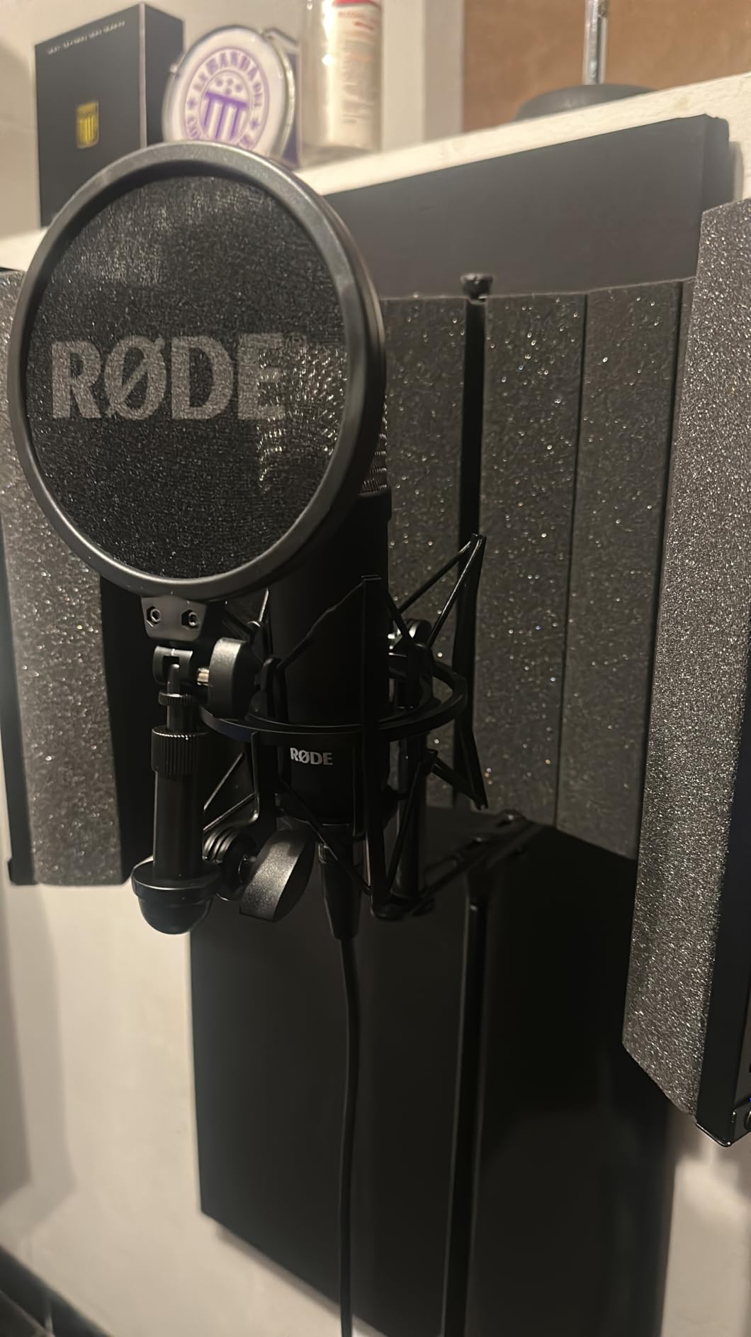 RØDE NT1 Signature Series Large-Diaphragm Condenser Microphone with Shock Mount, Pop Filter and XLR Cable for Music Production, Vocal Recording, Streaming and Podcasting (Black) customer photo 2