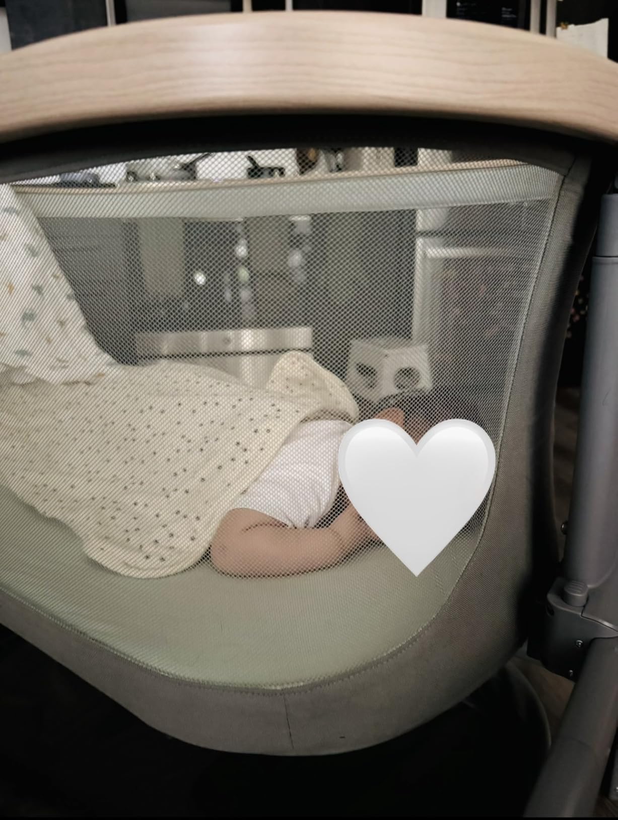 Maxi-Cosi Iora Baby Bassinets Bedside Sleeper, Portable Bassinet, Infant Bedside Sleeper Crib, Height Adjustable, Breathable Mesh, Large Storage Basket, Classic Graphite customer photo 1