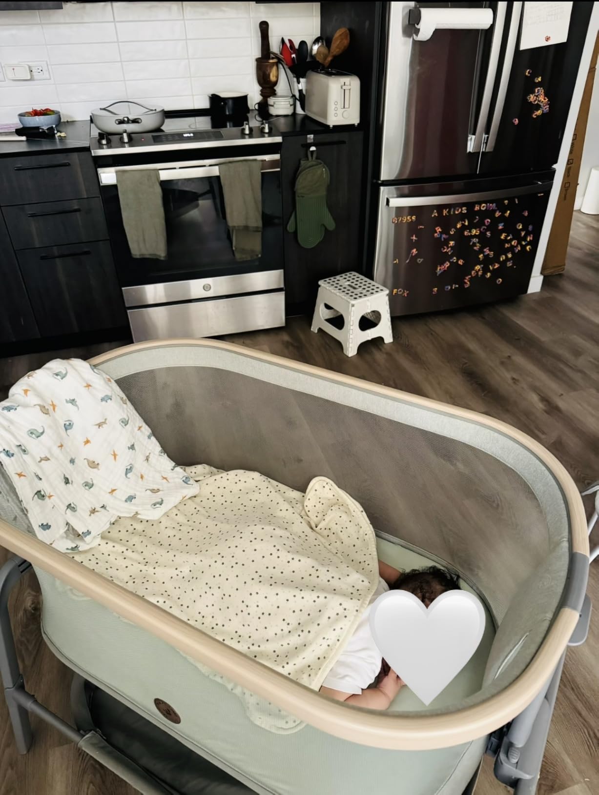 Maxi-Cosi Iora Baby Bassinets Bedside Sleeper, Portable Bassinet, Infant Bedside Sleeper Crib, Height Adjustable, Breathable Mesh, Large Storage Basket, Classic Graphite customer photo 2