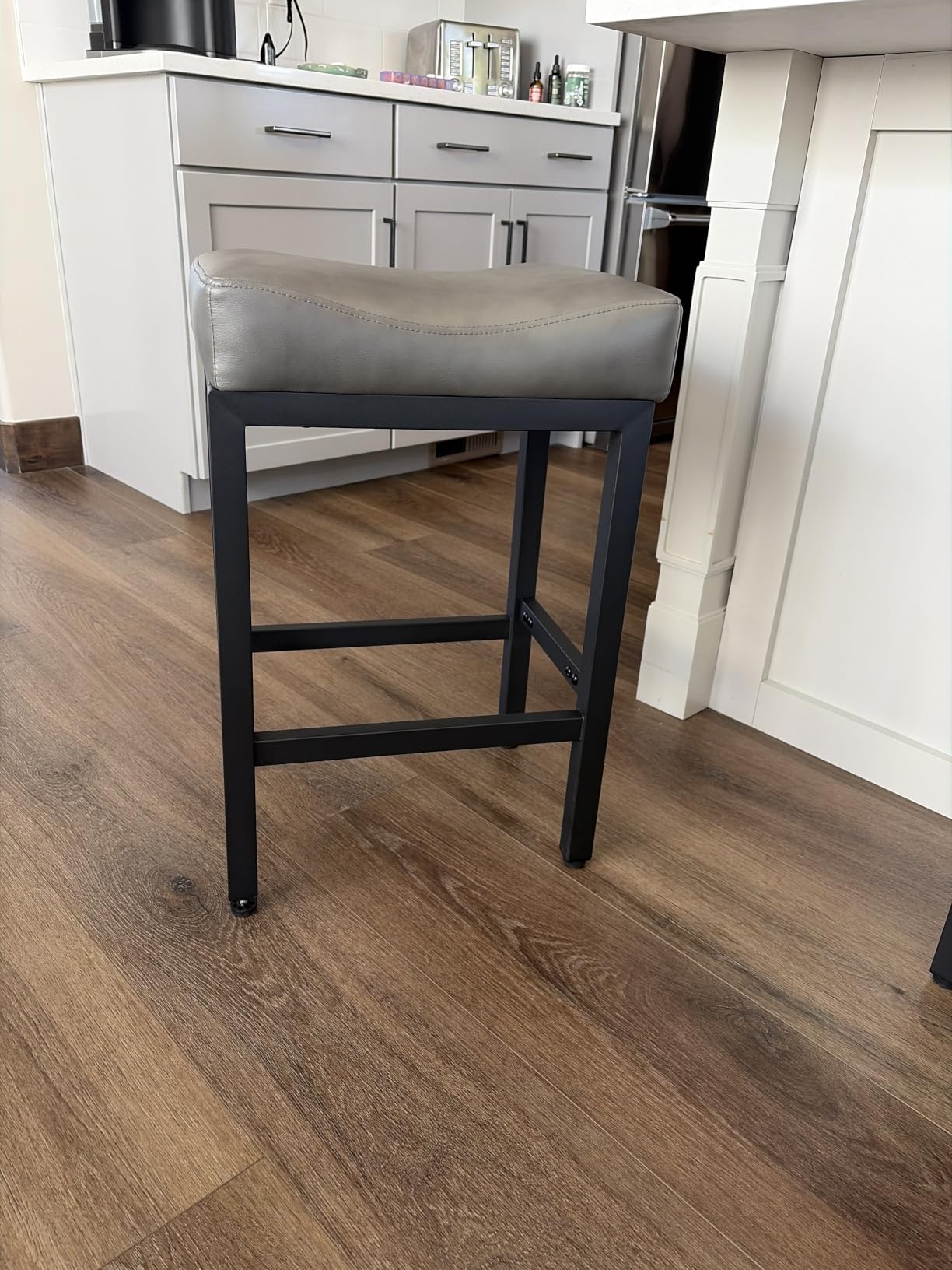 Raynesys Counter Height Bar Stools Set of 2, 24 Inch Barstools for Kitchen Island Counter, Bonded Leather Kitchen Stools with Thick Saddle Seats & Heavy Duty Metal Base, Easy Assembly, All Black customer photo 2