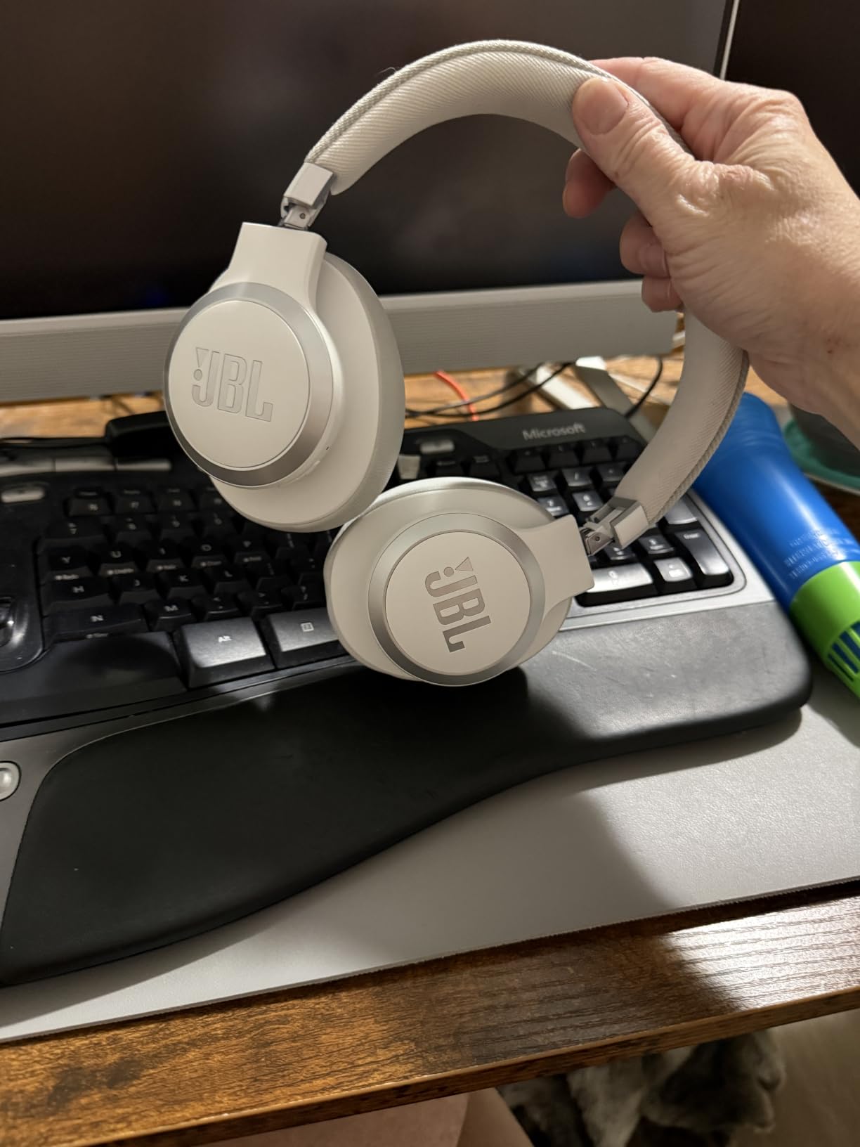 JBL Live 770NC - Wireless Over-Ear Headphones with True Adaptive Noise Cancelling with Smart Ambient, Up to 65 Hours of Battery Life, Comfort-fit Fabric Headband & Carrying Pouch (Black) customer photo 2