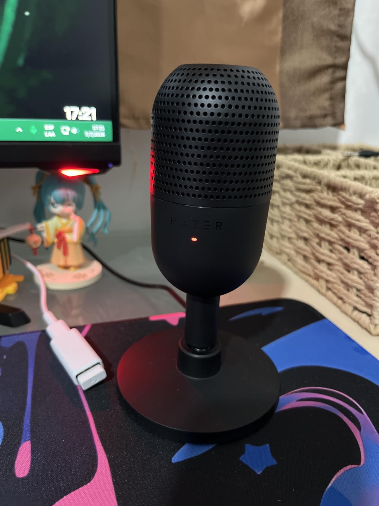 Razer Seiren V3 Mini USB Microphone: Condenser Mic - Supercardioid Pickup Pattern - Tap-to-Mute Sensor with LED Indicator - Shock Absorber - Ultra Compact customer photo 2