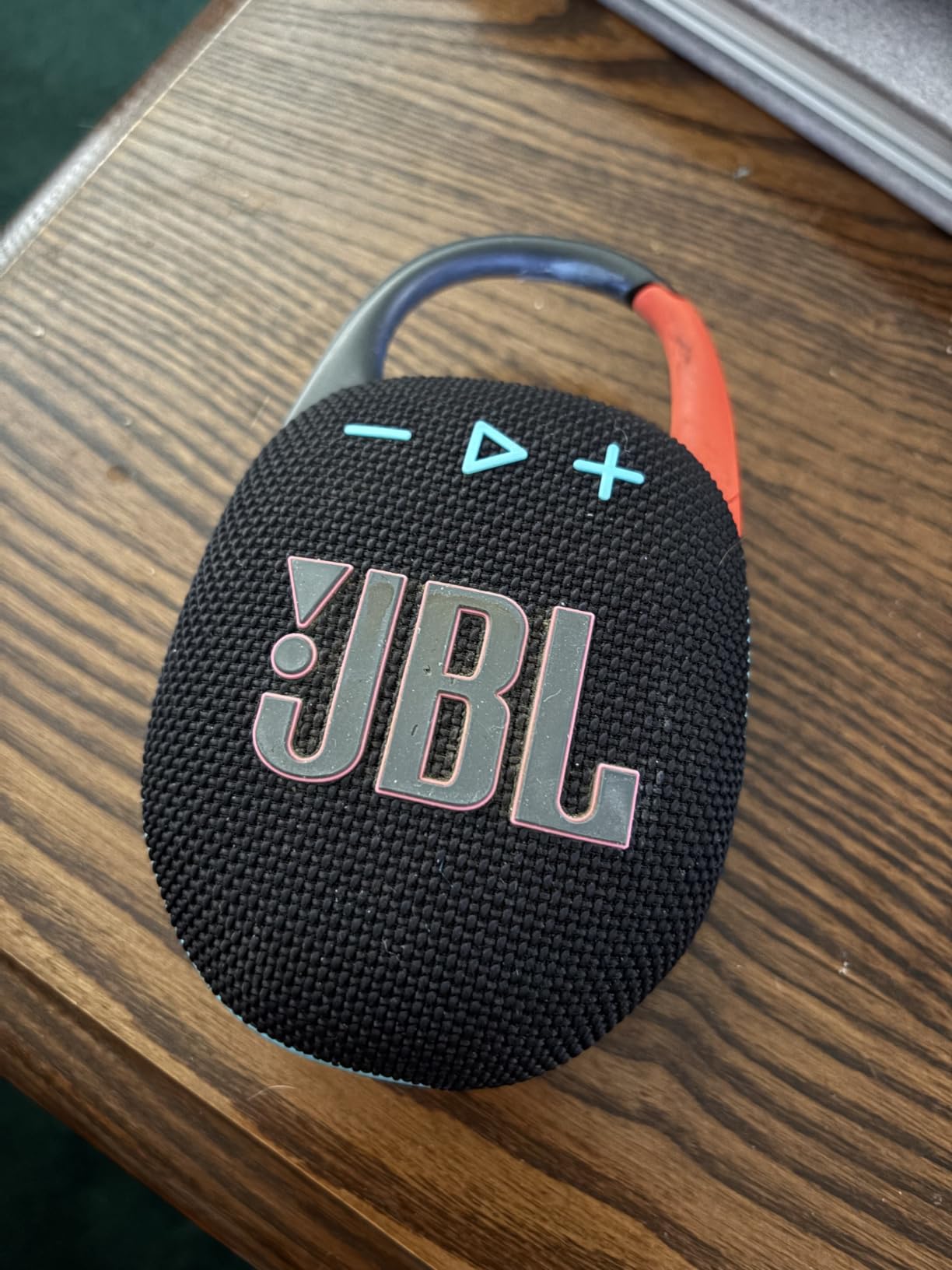 JBL Clip 5 - Ultra-Portable, Waterproof & Dustproof Bluetooth Speaker, Big JBL Pro Sound with Punchy bass, Integrated Carabiner, Up to 12 Hours of Play, Made in Part with Recycled Materials (Black) customer photo 2