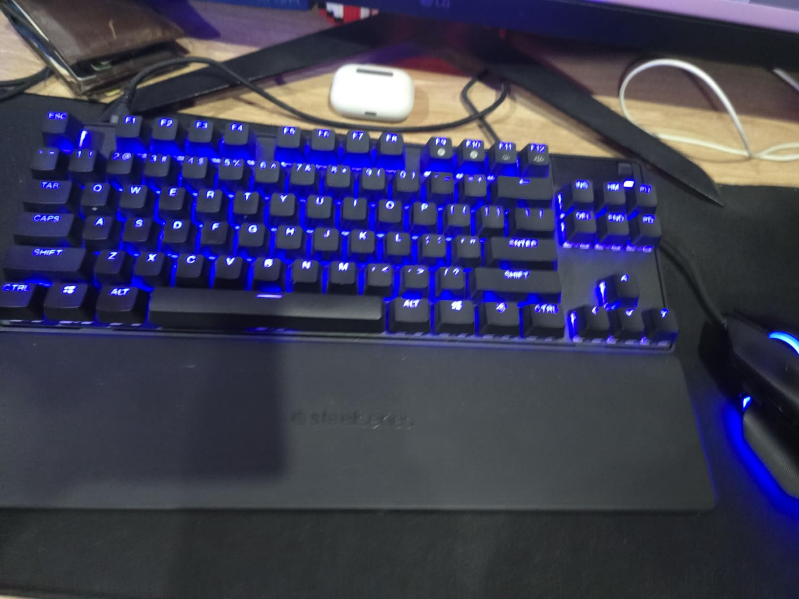 SteelSeries Apex Pro TKL Gen 3 Gaming Keyboard - OmniPoint 3.0 Analog Magnetic Switches, Quickset Auto-Presets (Rapid Trigger, Rapid Tap/SOCD, Protection Mode), OLED, RGB, PBT Keycaps, USB-C, Black customer photo 1