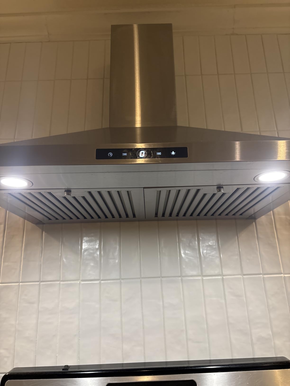 VIKIO HOME Wall Mount Range Hood 30 inch, 580 CFM, Ducted/Ductless Convertible, Stainless Steel Kitchen Vent Hood with 3-Speed Fan and LED Lights customer photo 1