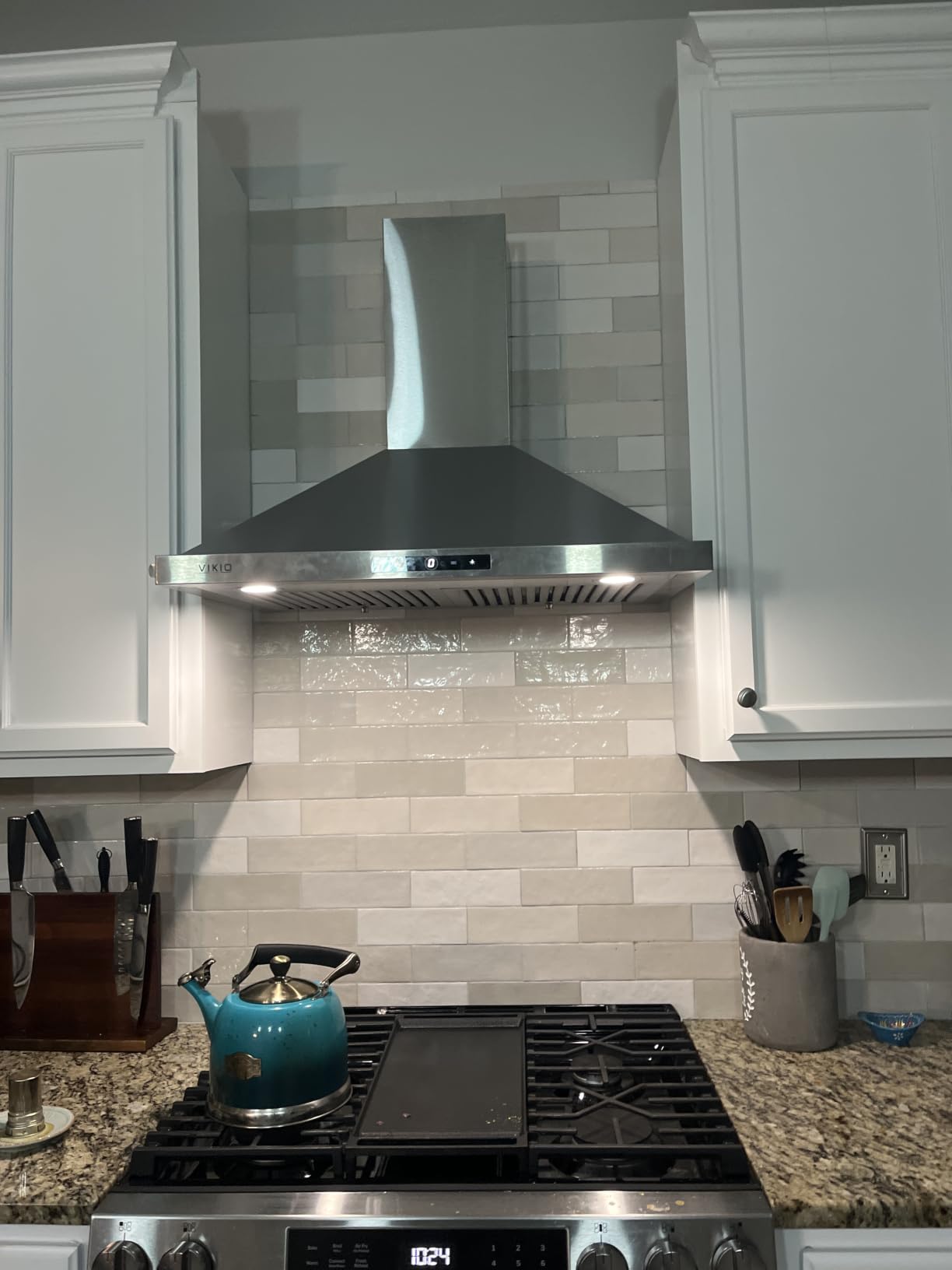 VIKIO HOME Wall Mount Range Hood 30 inch, 580 CFM, Ducted/Ductless Convertible, Stainless Steel Kitchen Vent Hood with 3-Speed Fan and LED Lights customer photo 2
