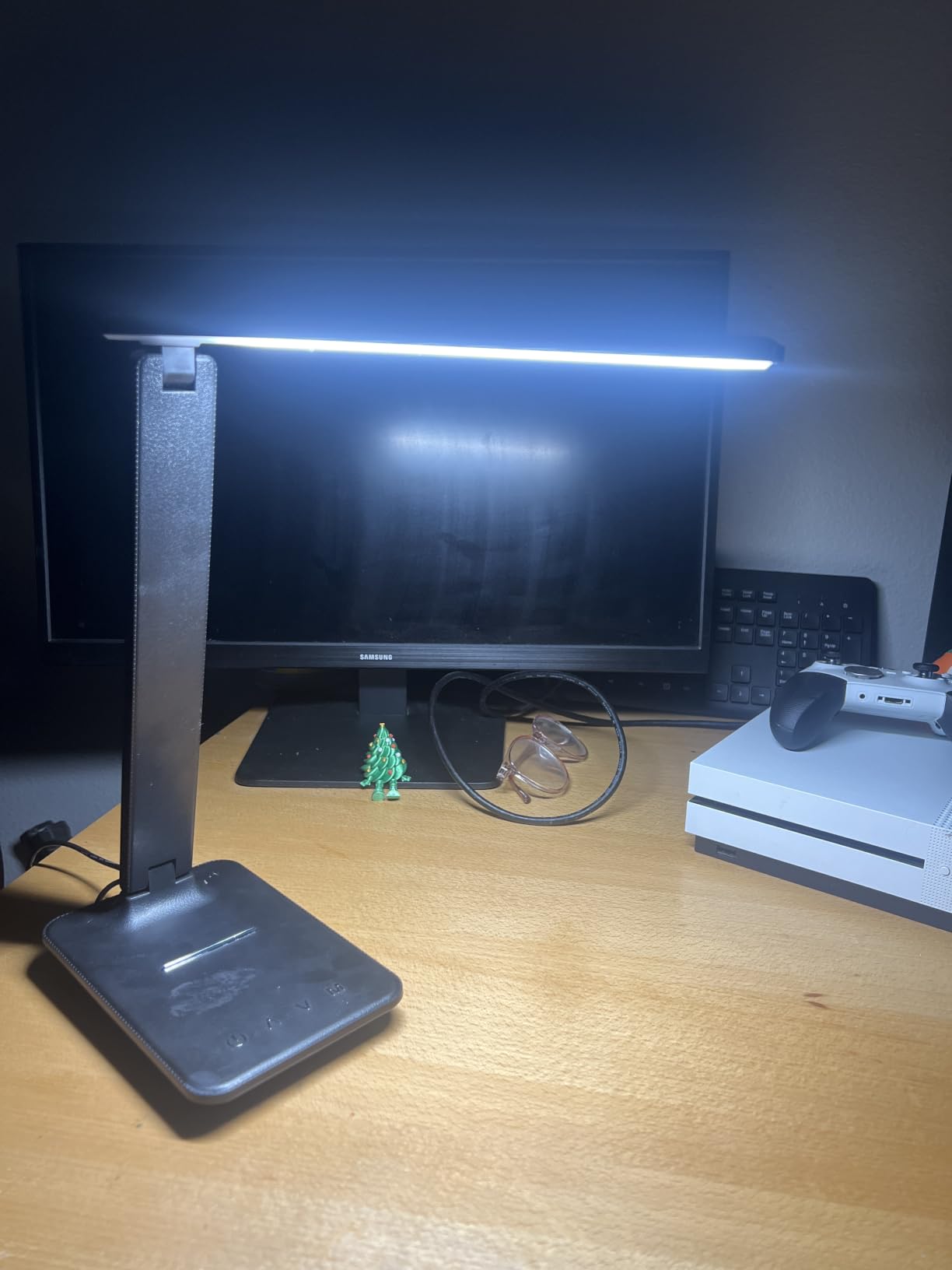shinelife LED Desk Lamp for Office Home, Bright Desk Light with USB Charging Port, Adjustable Dimmable Desk Lamps 5 Modes 5 Brightness, Touch Study Lamp for Nail, Craft, Puzzle, Sewing, Study, Black customer photo 1
