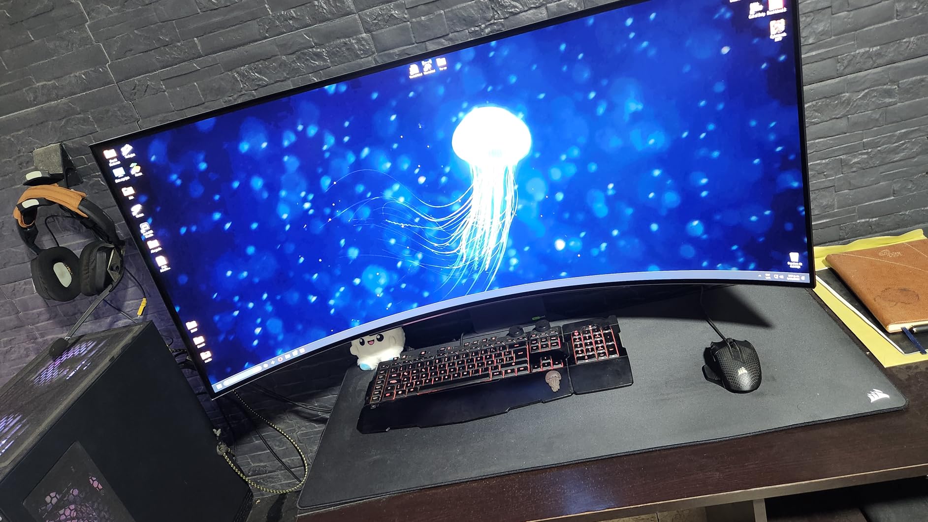 LG 45GX900A-B 45-Inch Ultragear WQHD (3440 x 1440) OLED Curved Gaming Monitor, 240Hz, 0.03ms, NVIDIA G-Sync, VESA DisplayHDR True Black 400, HDMI 2.1, USB Type-C PD 65W customer photo 1