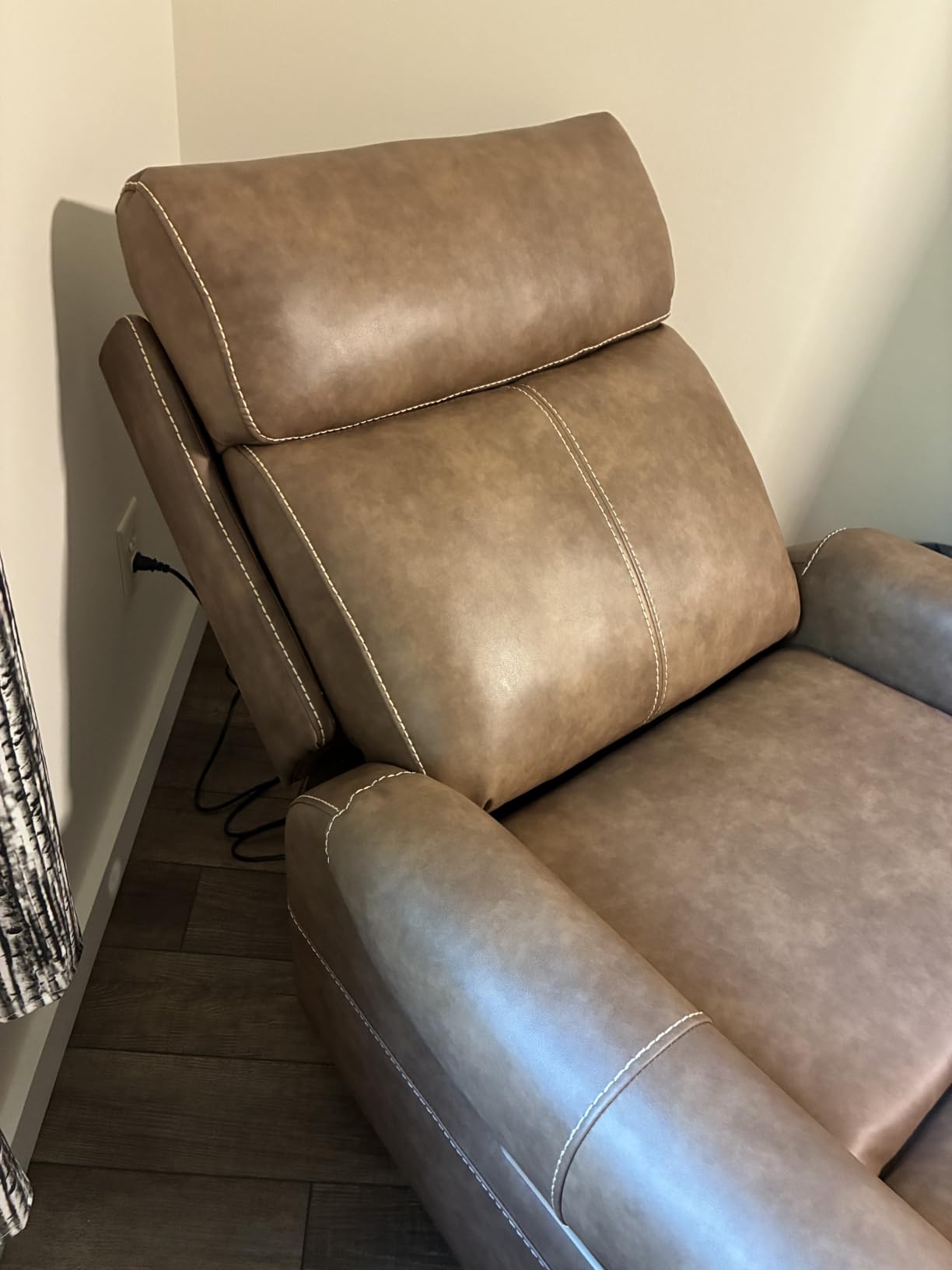 KISLOT Leather Recliner Chair for Adults Wall Hugger RV Recliner with USB Charging Ports Electric Power Reclining Sofa for Living Room Home Theater Seating Bedroom customer photo 2