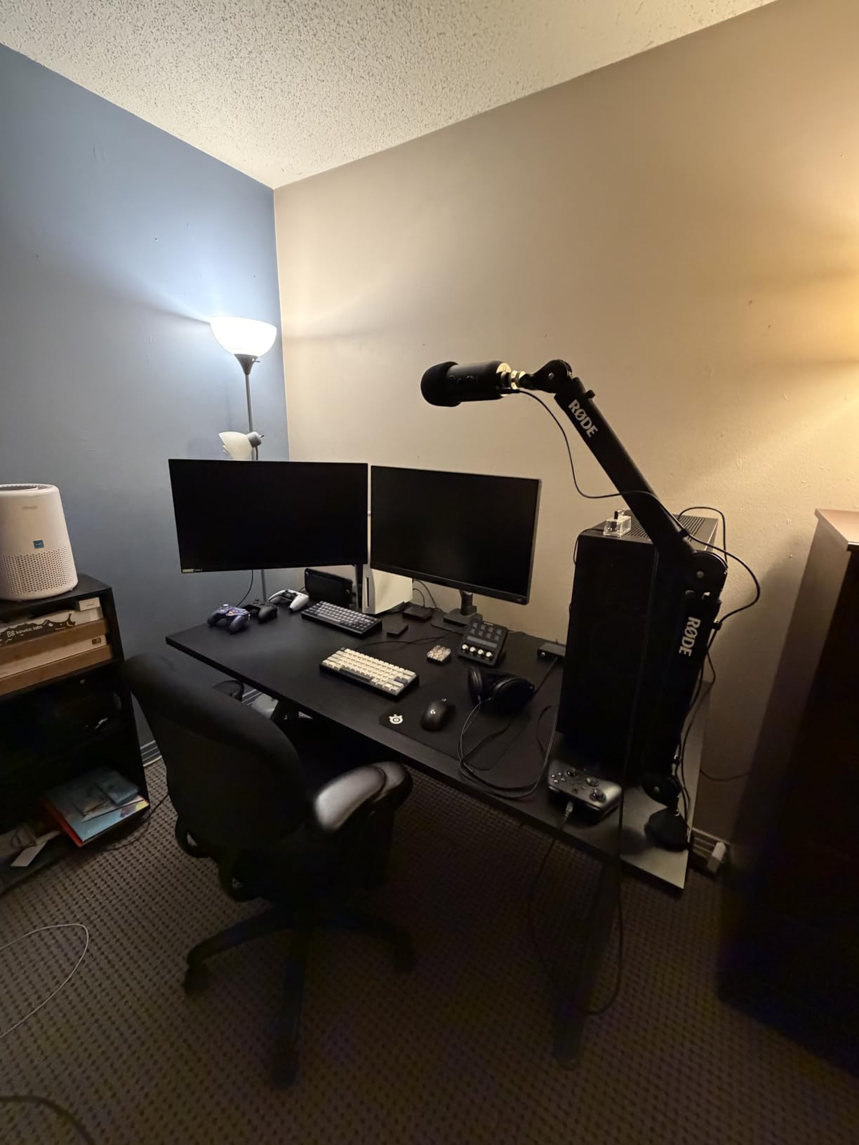 BenQ ErgoArm BDH01 Dual Monitor Arm for 2 Screens Up to 35'' & 44lbs. Black | VESA 75x75, 100x100. Fits desk 12-45mm thick. Heavy duty. Reinforcement plate desktop protect. Top mounting - clamp & grommet customer photo 1