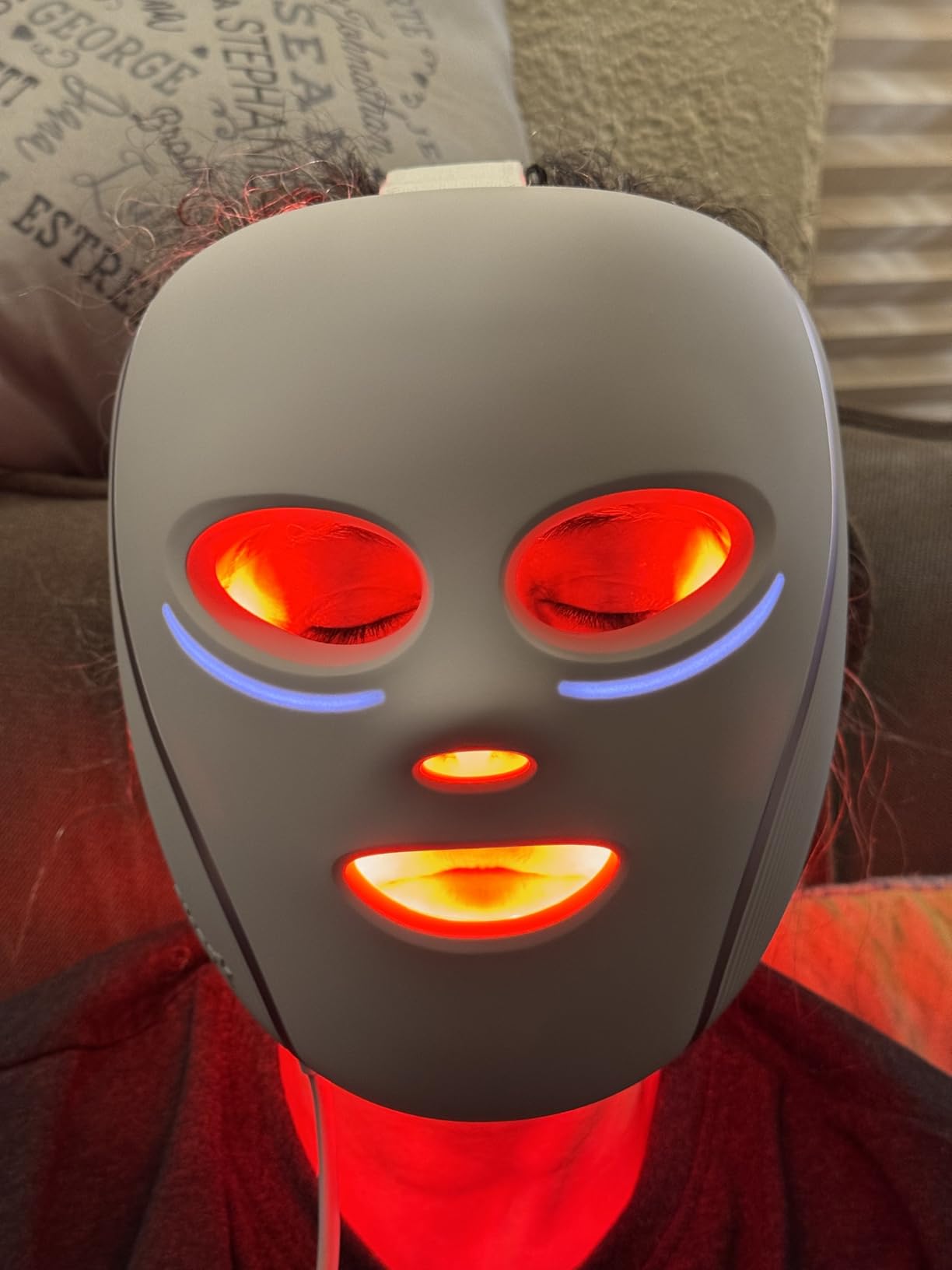 Shark CryoGlow LED Face Mask with Under-Eye Cooling, Anti-Ageing & Blemish Repair, Red & Blue LED, Infrared Light Therapy, USB-C, Remote Control, Storage Bag, Adjustable Straps, Rose Glow customer photo 1
