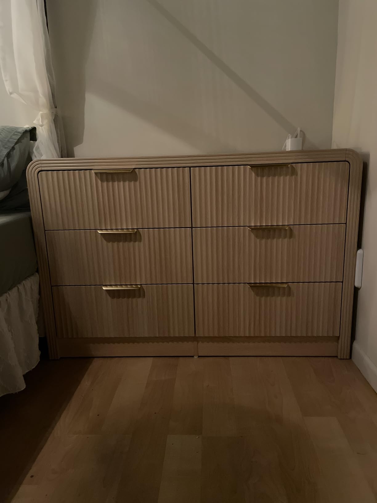 Decofy Fluted Drawers Dresser for Bedroom, Wood Dressers with Gold Handles, Modern Dressers with Wave Texture, Large Storage Chest of Drawers, Bedroom Dresser Organizer 47'' & 6 Drawers (Natural Oak) customer photo 1