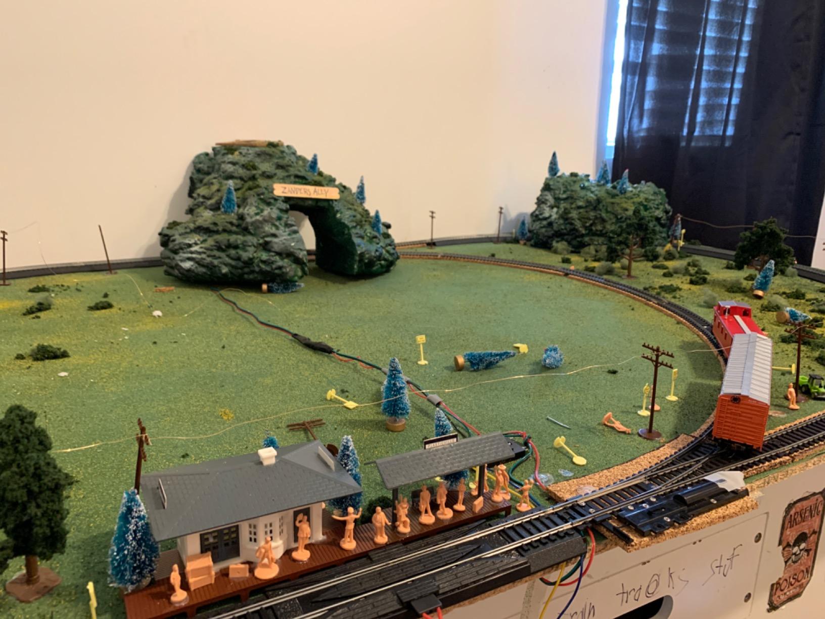 Bachmann Trains Chattanooga Ready to Run 155 Piece Electric Train HO Scale - Complete Starter Set customer photo 2