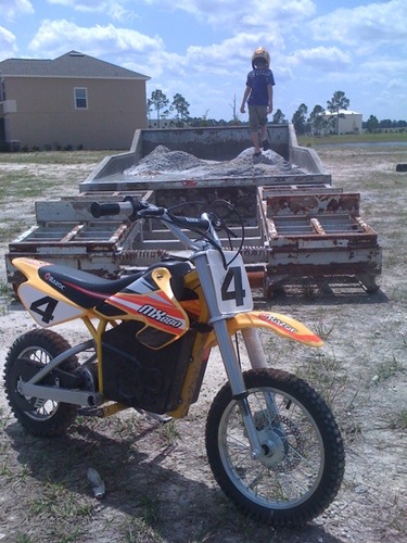 Razor MX650 Dirt Rocket Off-Road Motocross Bike - 36V Electric Ride-On, Up to 17 mph, Dual Suspension, Hand-Operated Dual Brakes, Twist Grip Throttle, Authentic Motocross Bike Geometry | Iconic Wheeled Ride-On For Adults Age 16+ | Dual Suspension | 650W/36V Motor | Up To 17 MPH, 40 Mins; 175 Lbs customer photo 1