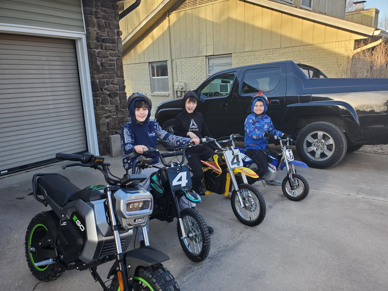 Razor MX650 Dirt Rocket Off-Road Motocross Bike - 36V Electric Ride-On, Up to 17 mph, Dual Suspension, Hand-Operated Dual Brakes, Twist Grip Throttle, Authentic Motocross Bike Geometry | Iconic Wheeled Ride-On For Adults Age 16+ | Dual Suspension | 650W/36V Motor | Up To 17 MPH, 40 Mins; 175 Lbs customer photo 2