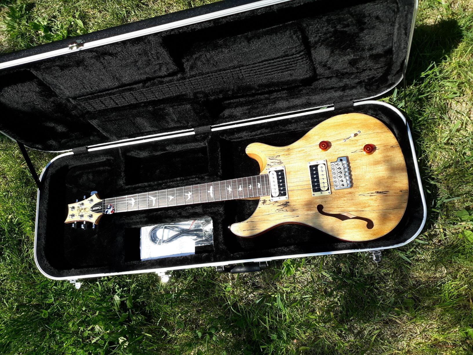 SKB Hardshell Rectangular Travel Case for Electric Guitars with Molded In Bumpers for Protection, Plush Lined Interior and Latches, Black customer photo 1