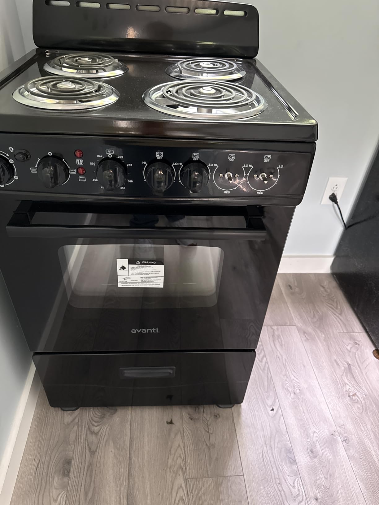 Avanti Electric Range Oven Compact Design, 2.6-Cu.Ft. Capacity with 4 Coil Burners, Framed Glass Oven Door, Storage Drawer and Broiler with Pan Perfect for Apartment RV Tiny Home, 24-Inch, Black customer photo 2