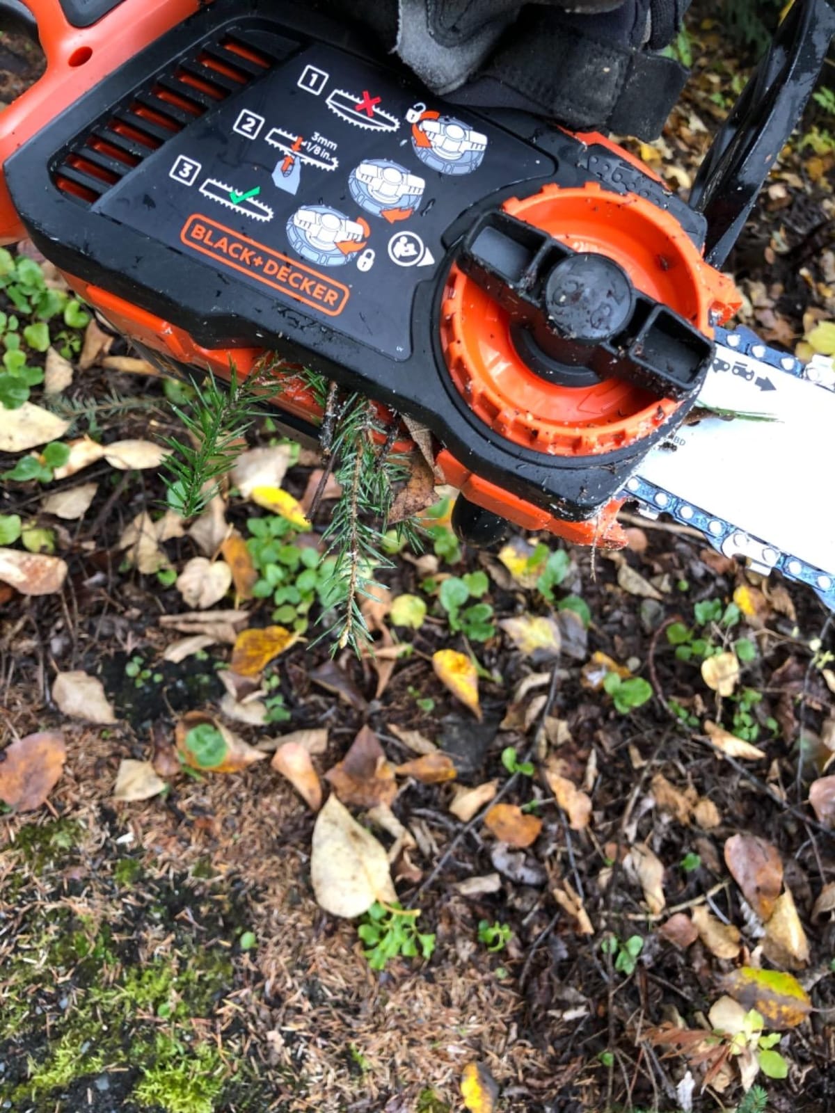 BLACK+DECKER 20V MAX Chain Saw Cordless Chainsaw, 10-Inch Battery Chainsaw, Tool Only, for Wood Cutting and Tree Pruning, Includes Guide Bar Scabbard (LCS1020B) customer photo 1