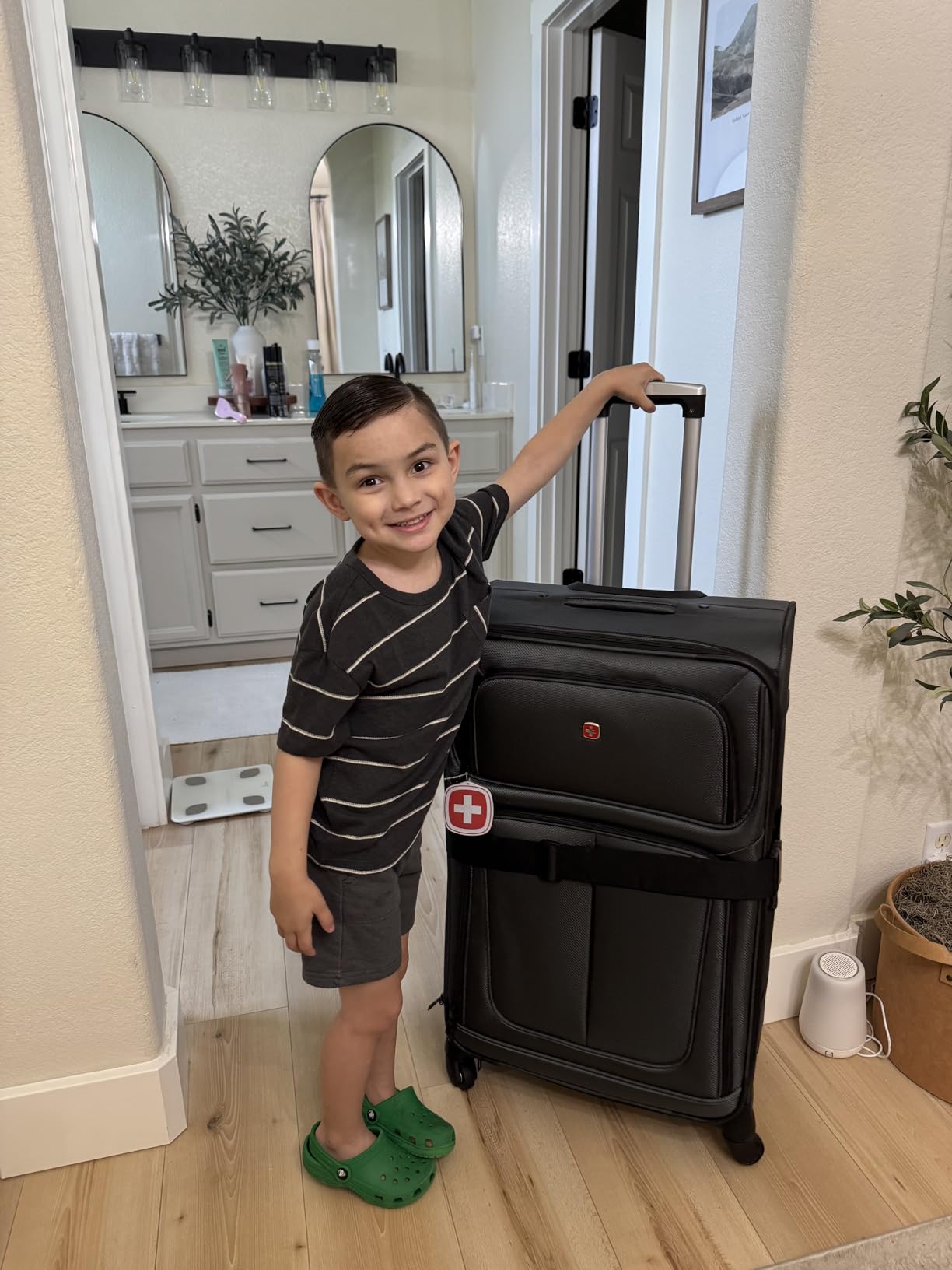 SWISSGEAR Sion Softside Expandable Spinner Luggage Durable Lightweight Travel Suitcase, Dark Grey, Checked-Large customer photo 1