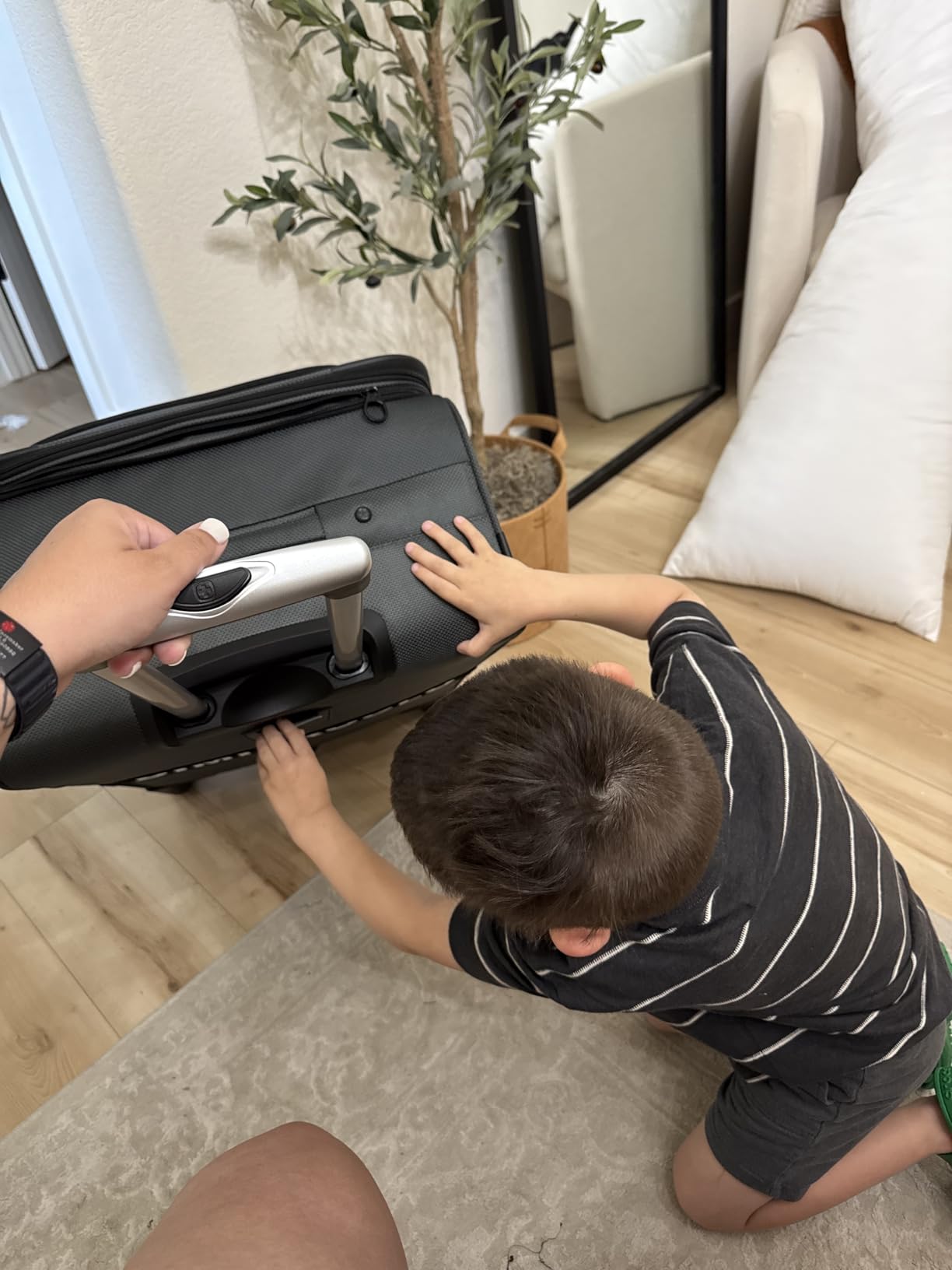 SWISSGEAR Sion Softside Expandable Spinner Luggage Durable Lightweight Travel Suitcase, Dark Grey, Checked-Large customer photo 2