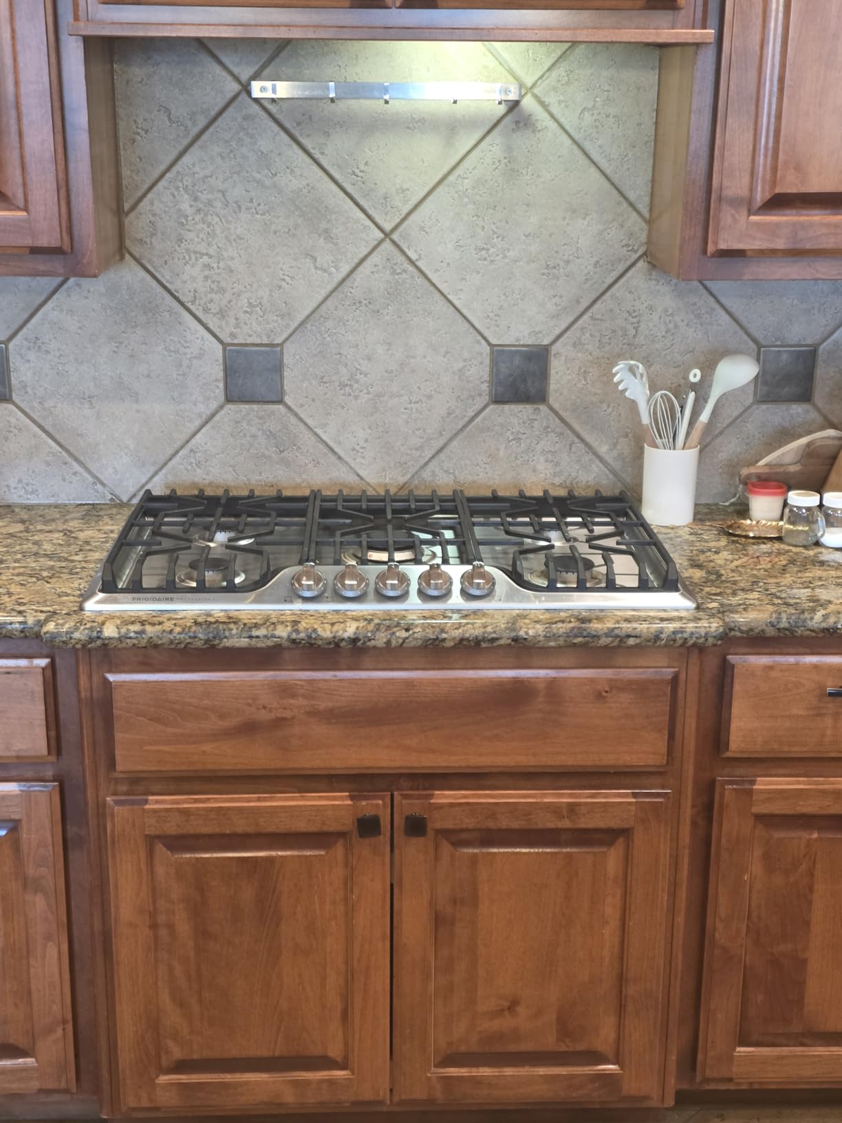 Frigidaire Professional 36 Inch Gas Cooktop with Griddle, Stainless Steel 5-Burner with Propane Conversion Kit, FPGC3677RS customer photo 2