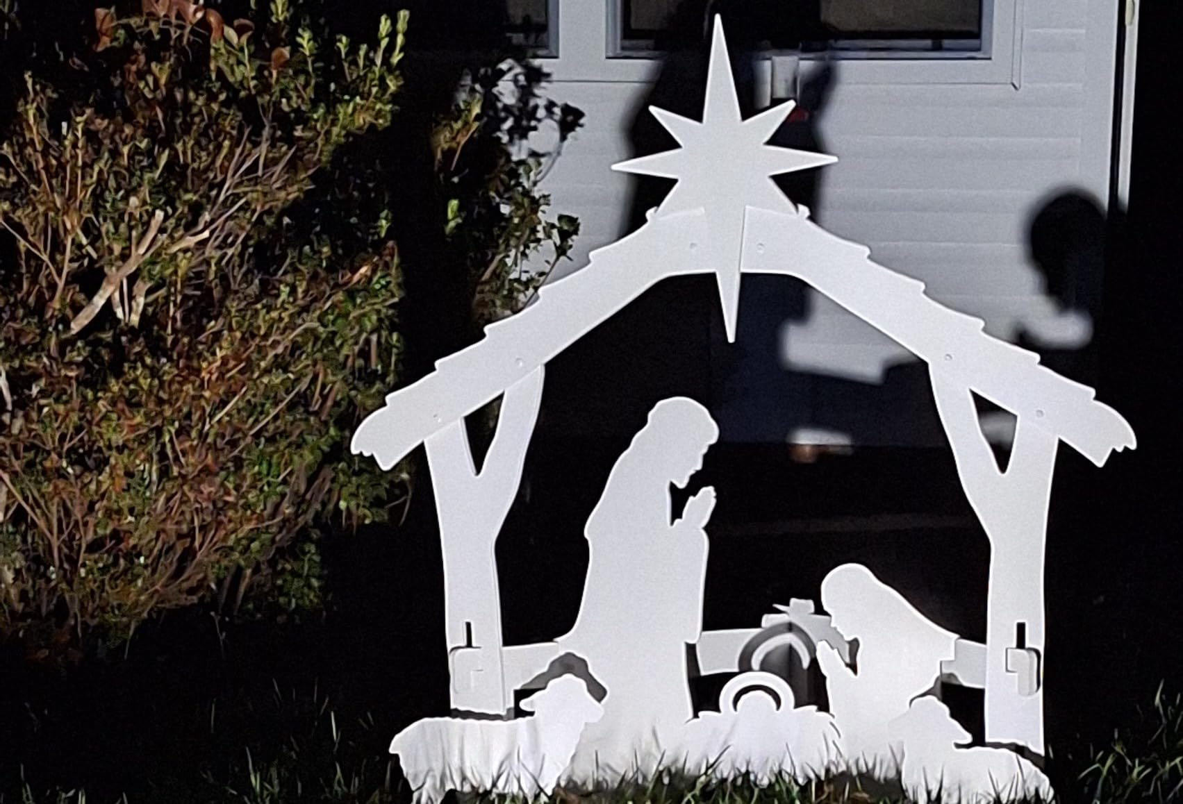 FrontYard Originals All-Weather Outdoor Nativity, Waterproof, Made in USA, Over 4ft Tall, Durable Material, Simple Assembly, Easy Storage, Yard Nativity Set customer photo 2
