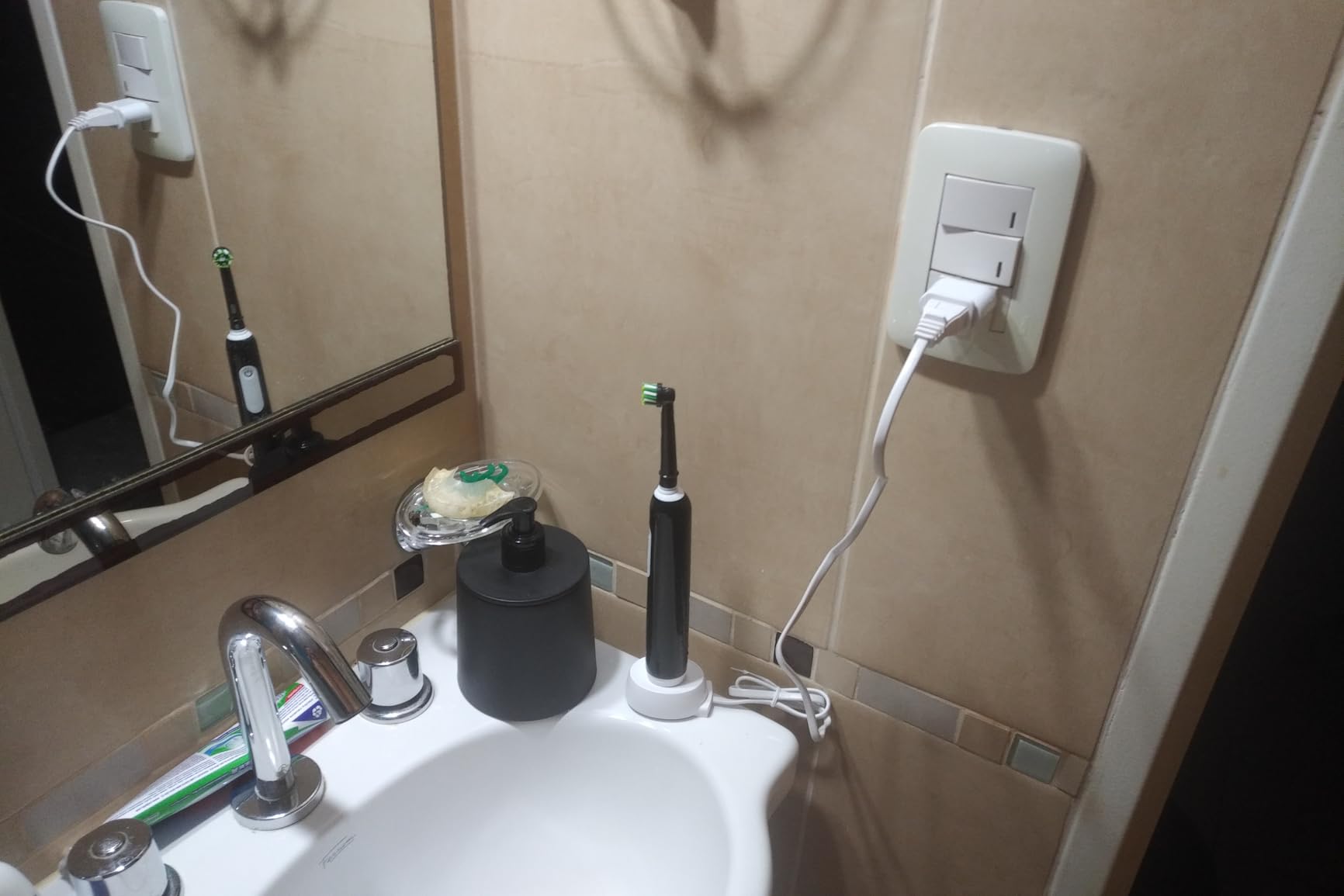 Oral-B Pro 1000 Rechargeable Electric Toothbrush, Black customer photo 1